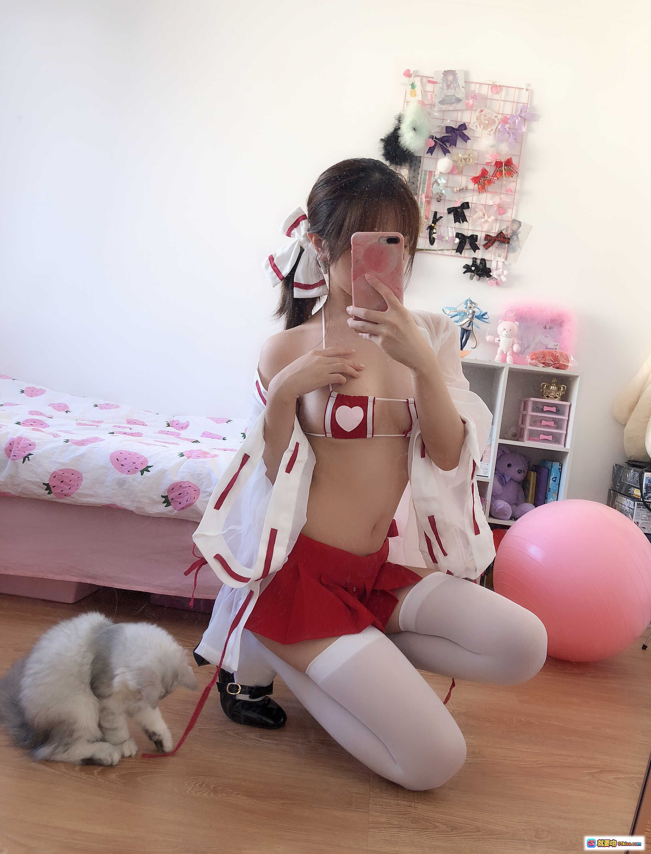 图片[2] - 雯妹不讲道理NO.006巫女装写真｜红白爱心比基尼+透明薄纱外套+白色过膝袜+草莓床单房间自拍美图 - 就要吻
