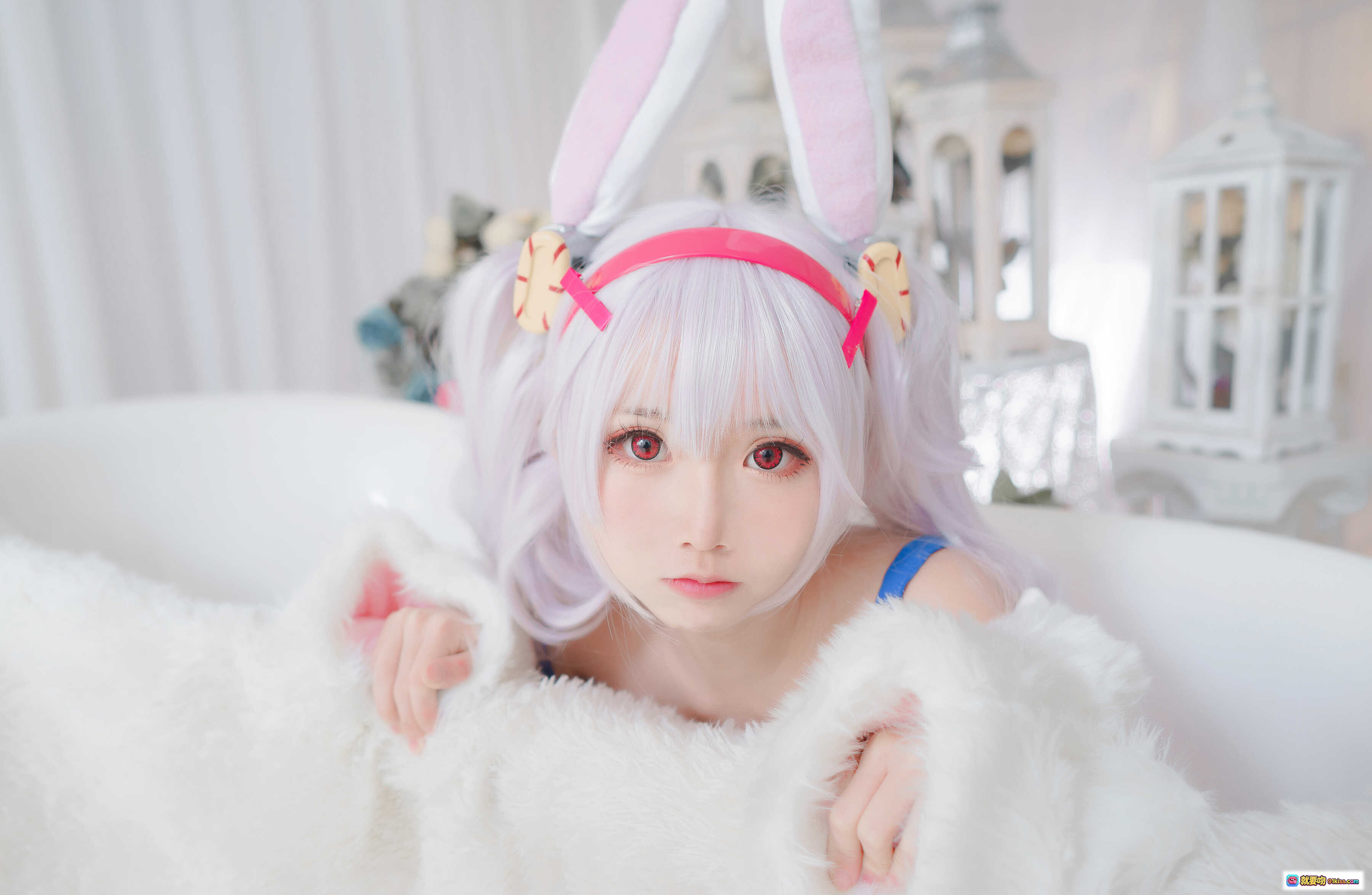 图片[5] - 面饼仙儿NO.046拉菲Cosplay 白发兔耳少女 蓝白连衣裙 红短裙 白丝袜 毛绒外套 甜美写真 19P高清图集 - 就要吻
