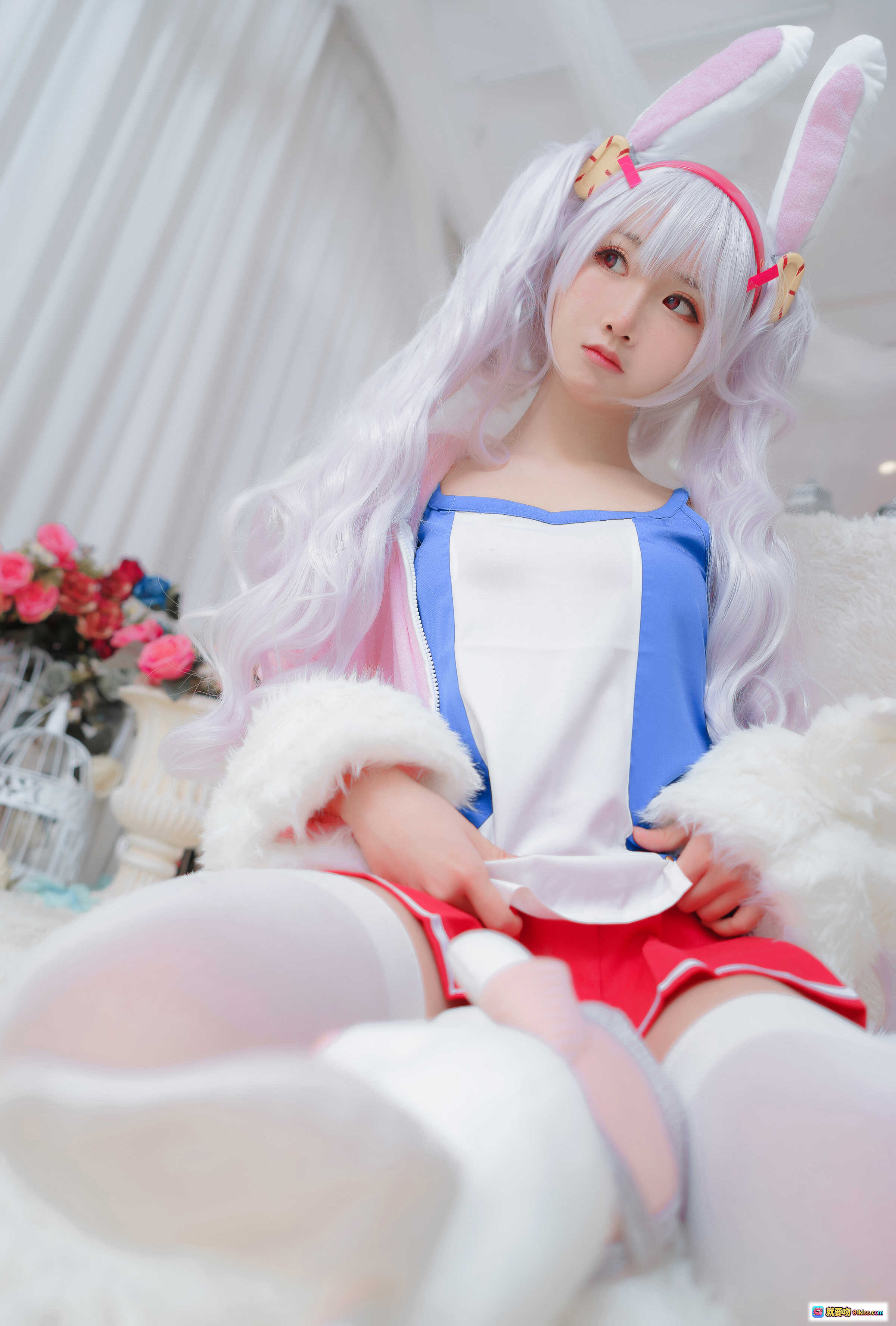 面饼仙儿NO.046拉菲Cosplay 白发兔耳少女 蓝白连衣裙 红短裙 白丝袜 毛绒外套 甜美写真 19P高清图集 - 就要吻