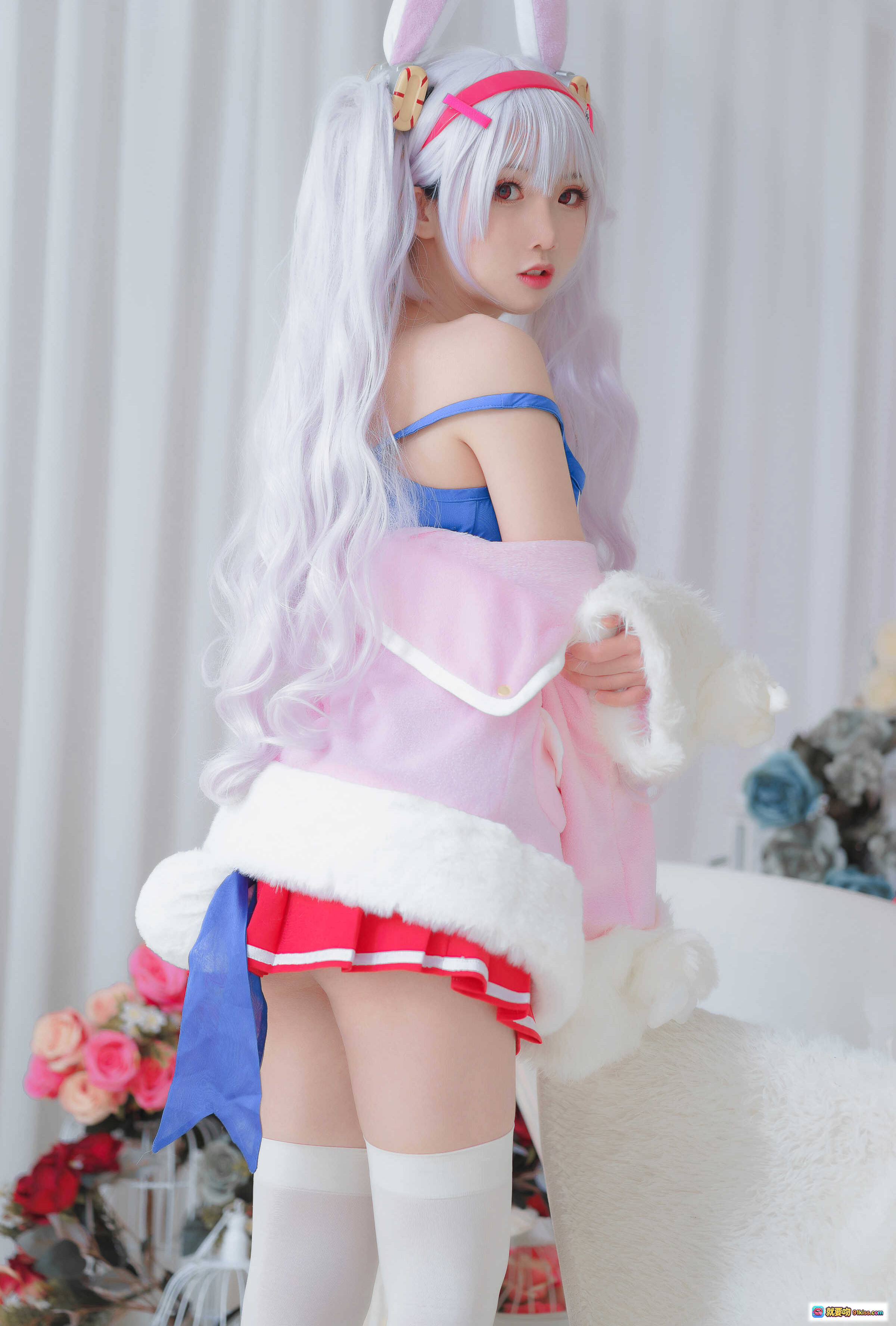 图片[8] - 面饼仙儿NO.046拉菲Cosplay 白发兔耳少女 蓝白连衣裙 红短裙 白丝袜 毛绒外套 甜美写真 19P高清图集 - 就要吻