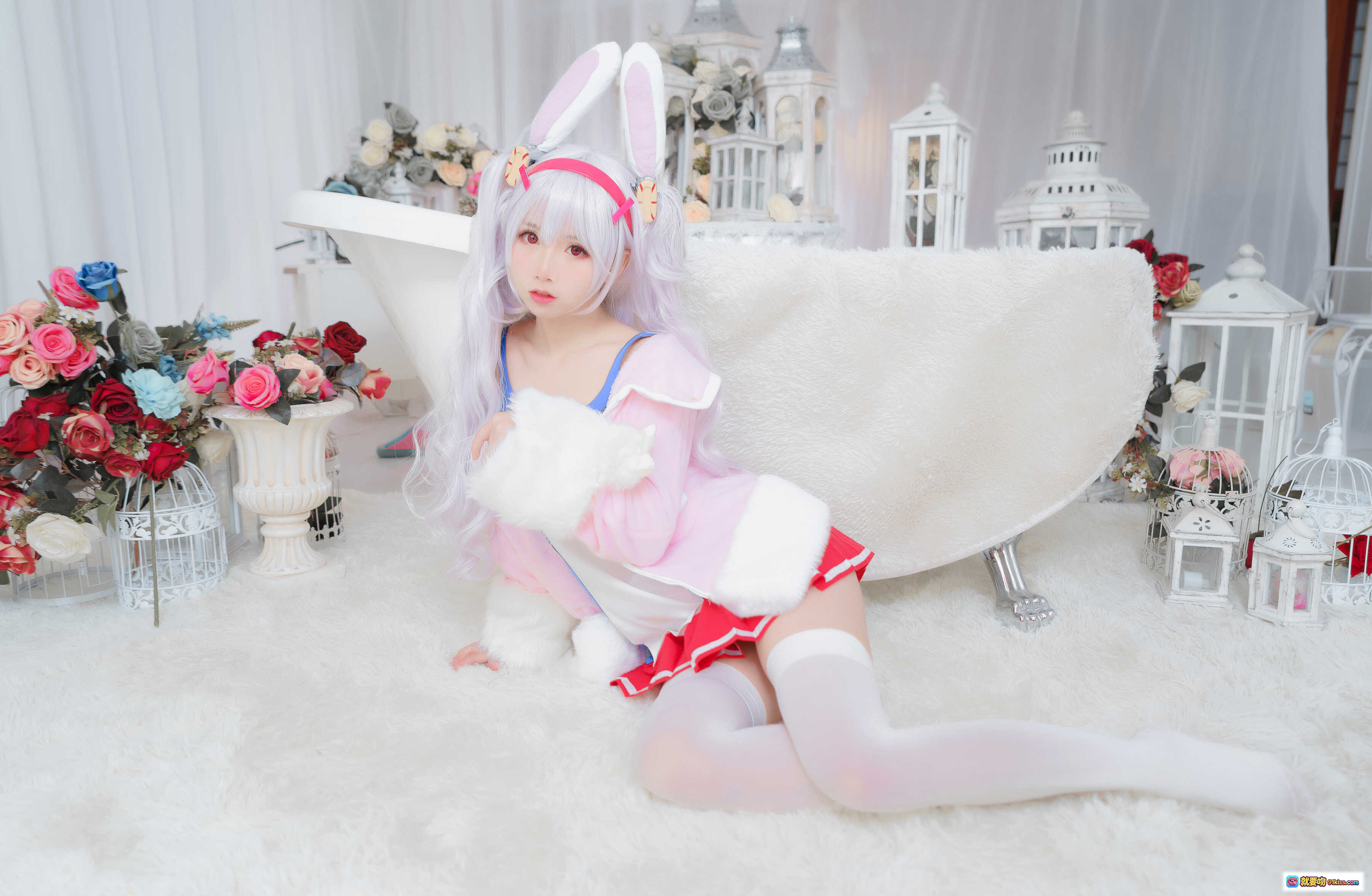 图片[4] - 面饼仙儿NO.046拉菲Cosplay 白发兔耳少女 蓝白连衣裙 红短裙 白丝袜 毛绒外套 甜美写真 19P高清图集 - 就要吻