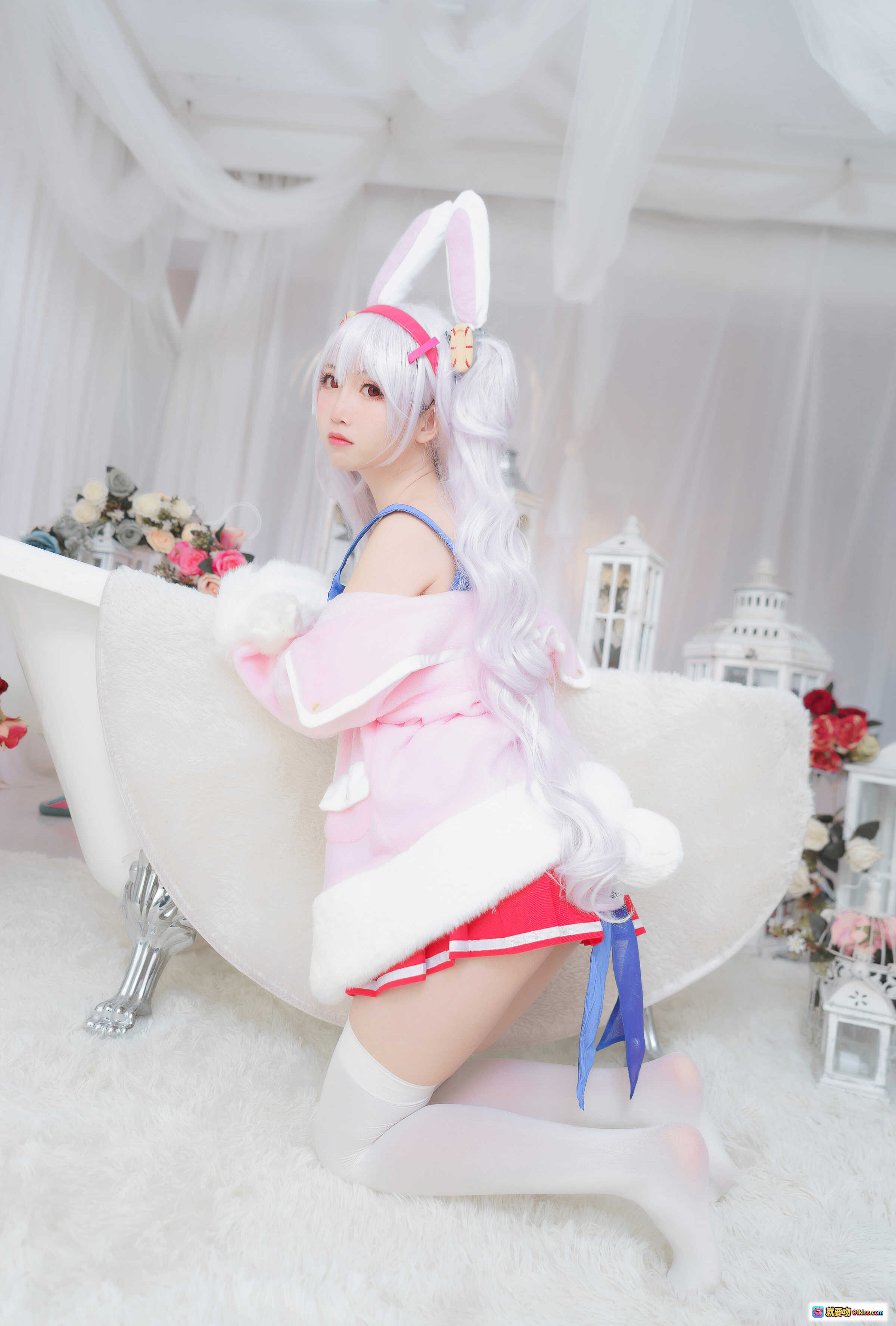 图片[7] - 面饼仙儿NO.046拉菲Cosplay 白发兔耳少女 蓝白连衣裙 红短裙 白丝袜 毛绒外套 甜美写真 19P高清图集 - 就要吻