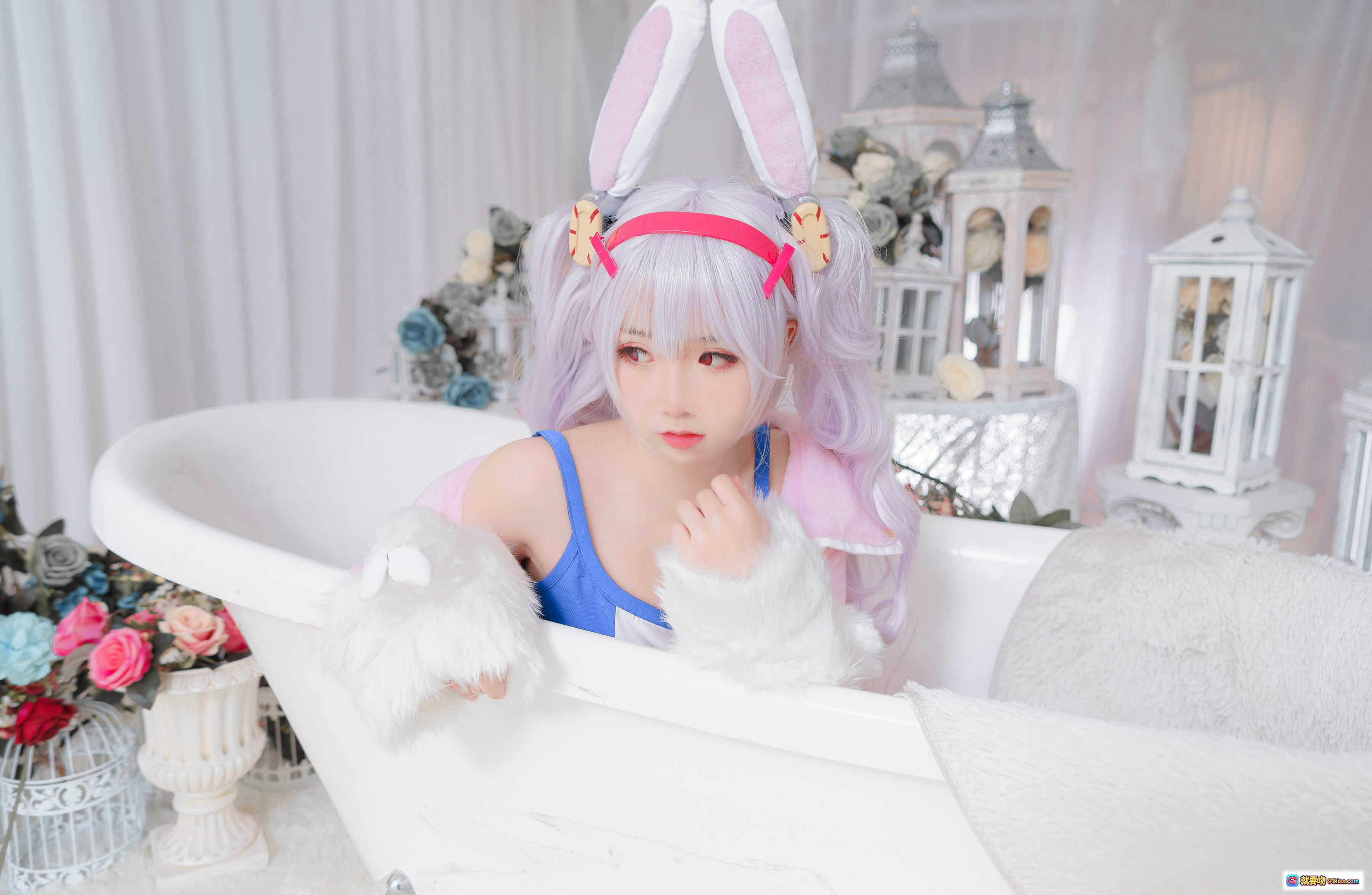 图片[9] - 面饼仙儿NO.046拉菲Cosplay 白发兔耳少女 蓝白连衣裙 红短裙 白丝袜 毛绒外套 甜美写真 19P高清图集 - 就要吻