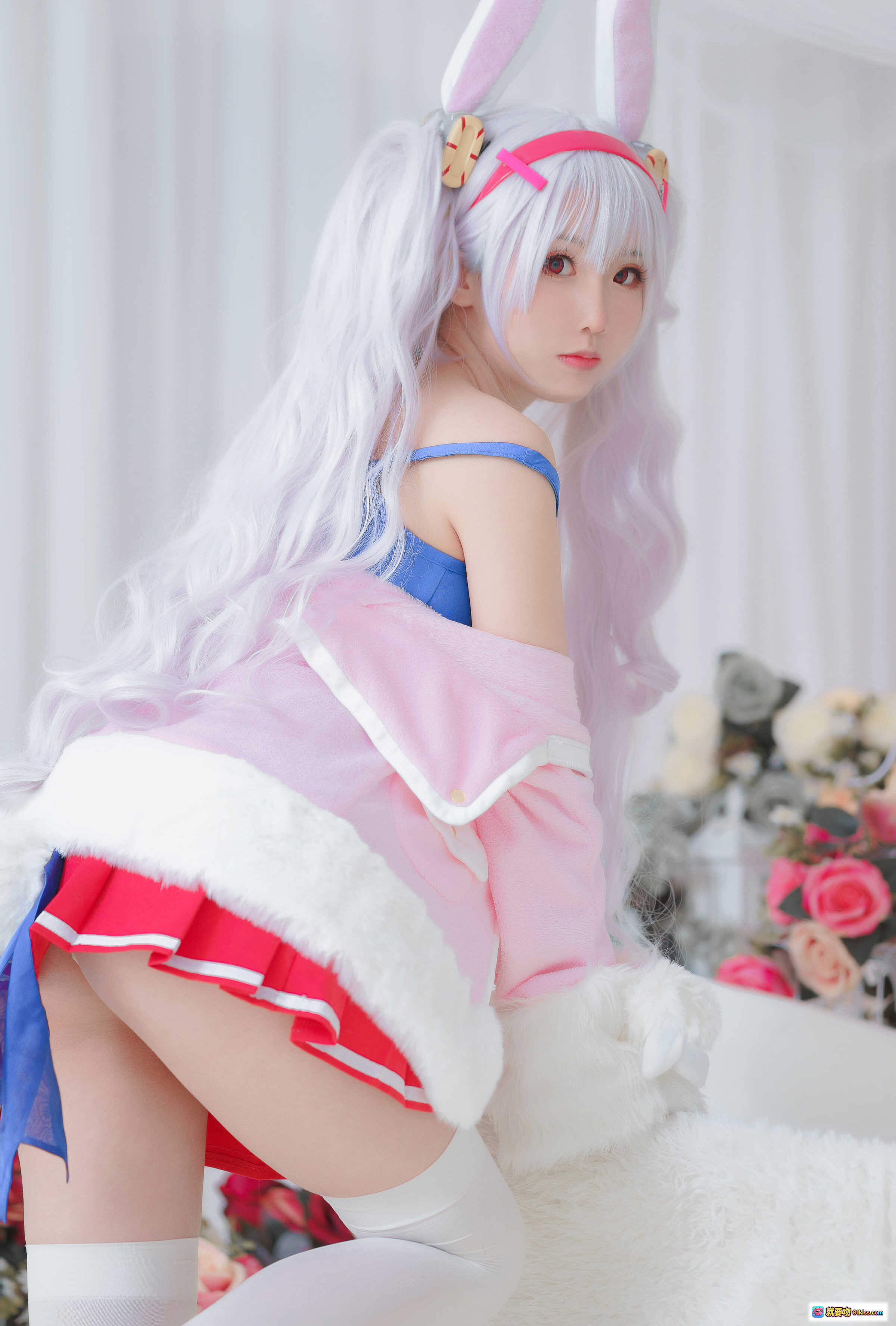 图片[10] - 面饼仙儿NO.046拉菲Cosplay 白发兔耳少女 蓝白连衣裙 红短裙 白丝袜 毛绒外套 甜美写真 19P高清图集 - 就要吻