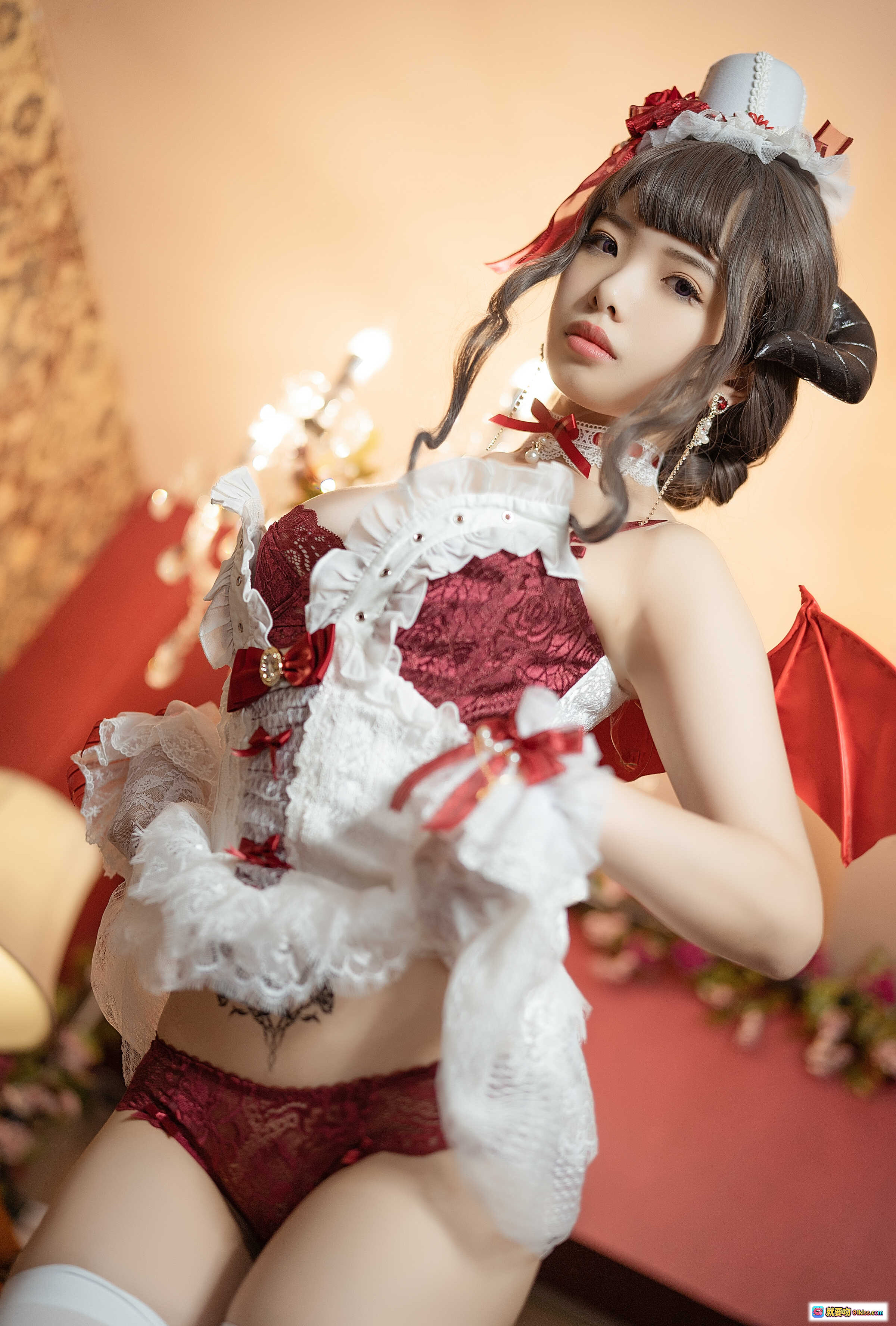 图片[2] - 雯妹不讲道理NO.018魅魔本Elegant devil写真集 白丝高跟红黑洛丽塔女仆装 甜美恶魔角蕾丝装饰复古书房场景 - 就要吻