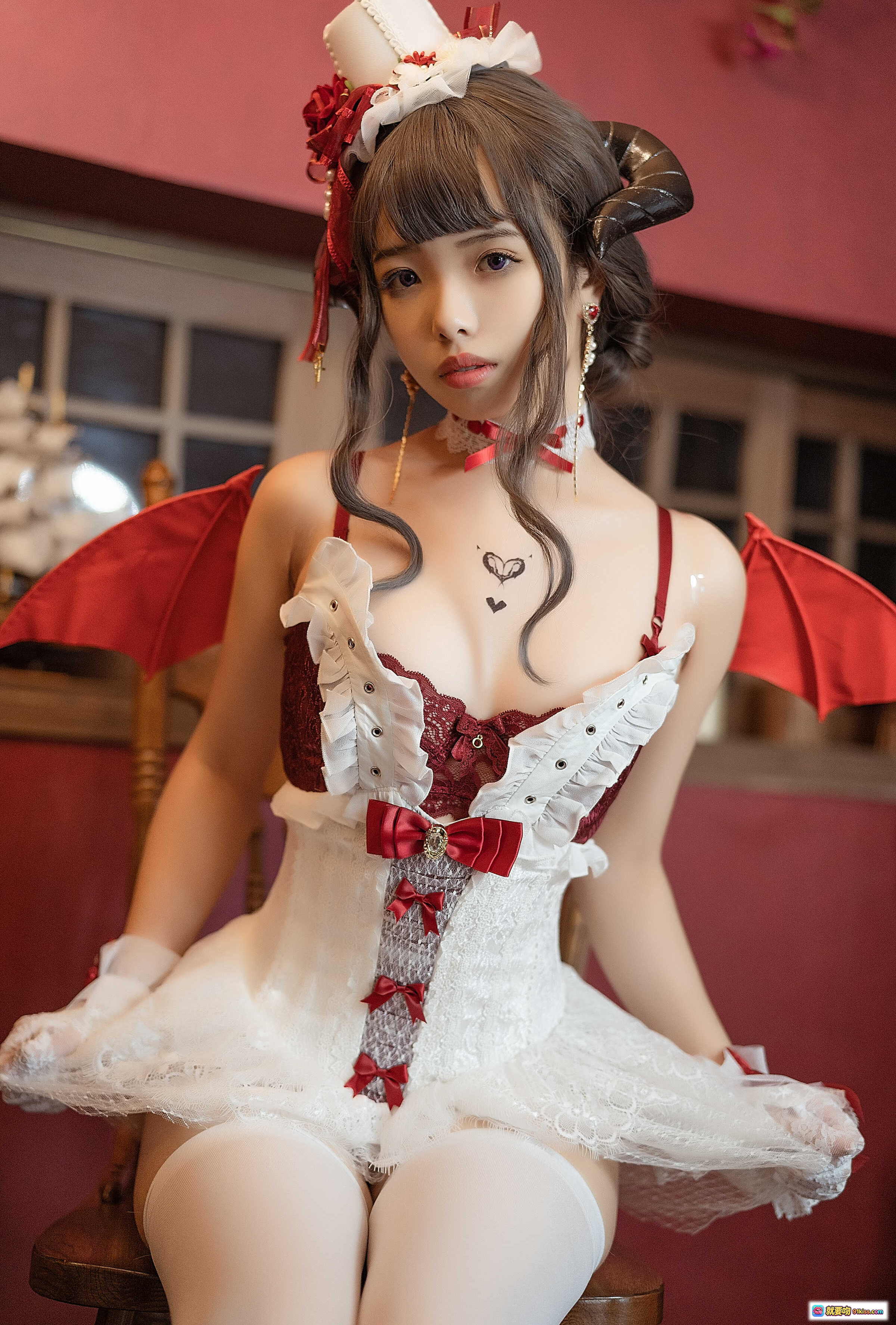 图片[10] - 雯妹不讲道理NO.018魅魔本Elegant devil写真集 白丝高跟红黑洛丽塔女仆装 甜美恶魔角蕾丝装饰复古书房场景 - 就要吻