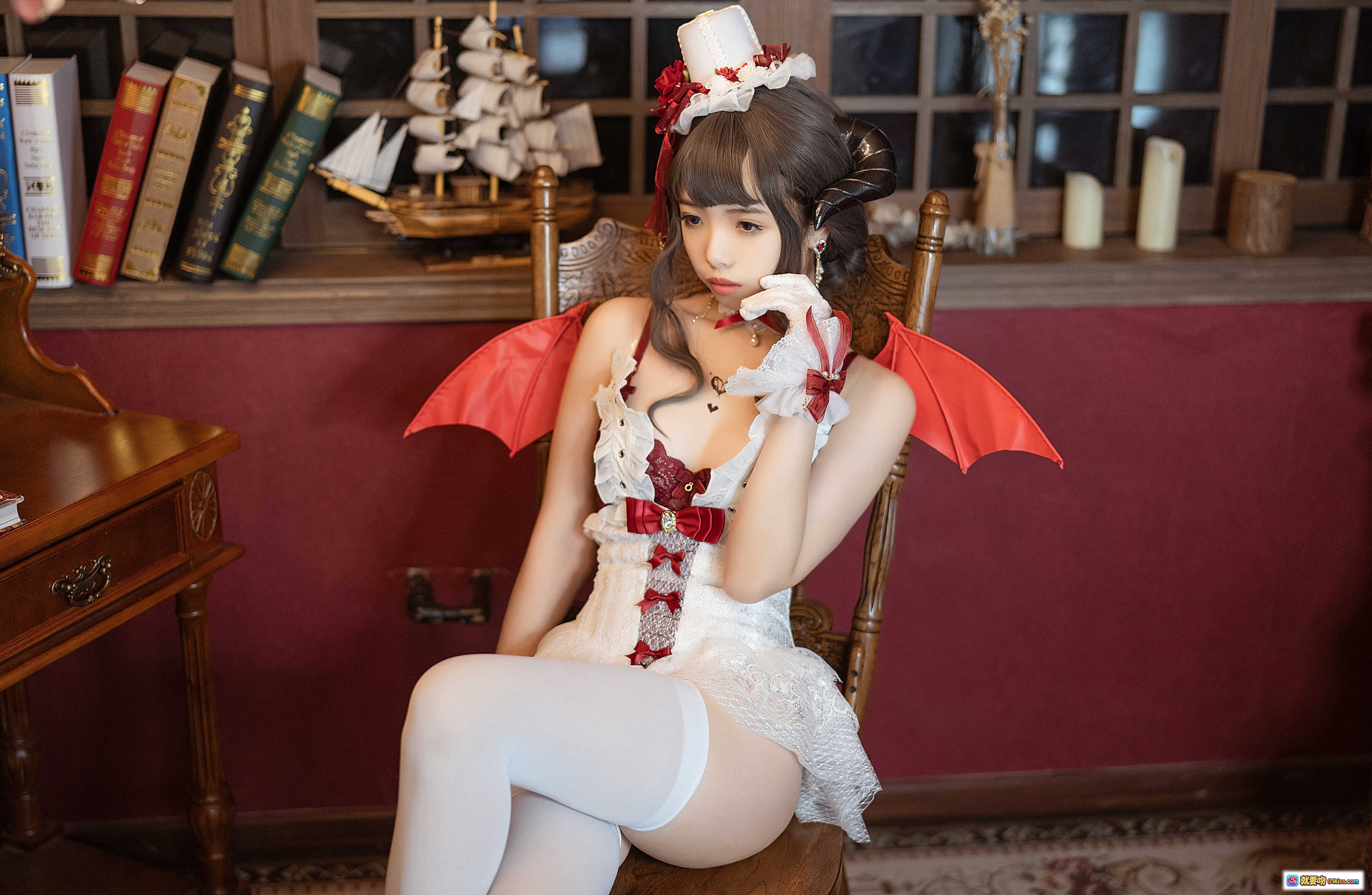 图片[9] - 雯妹不讲道理NO.018魅魔本Elegant devil写真集 白丝高跟红黑洛丽塔女仆装 甜美恶魔角蕾丝装饰复古书房场景 - 就要吻