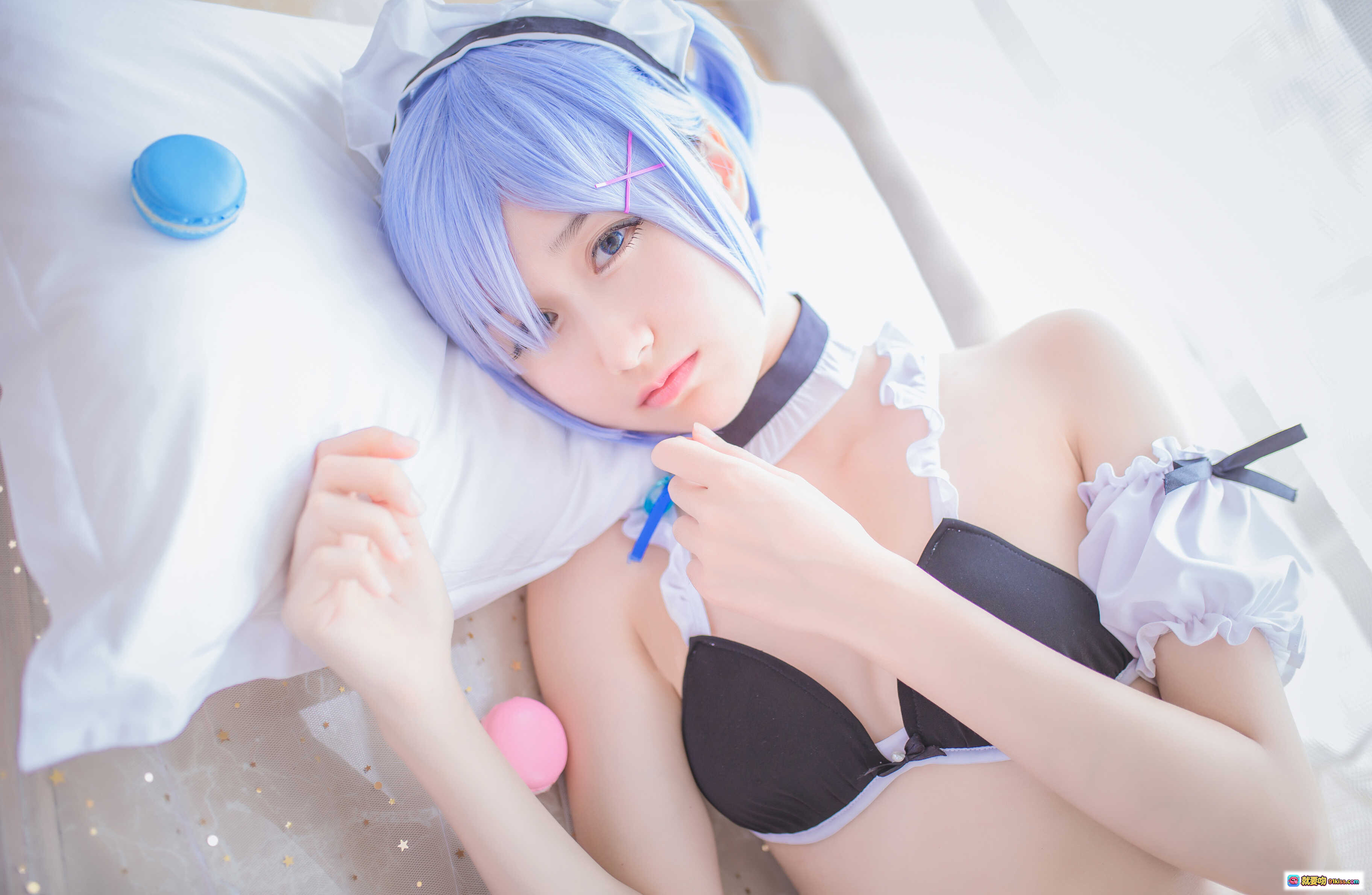 图片[2] - 木绵绵OwO NO.005 蕾姆泳装Cosplay 二次元蓝发少女 室内窗边写真 甜美女仆风 比基尼造型 马卡龙点缀 地板坐姿 精致细节 26P高清图集 - 就要吻