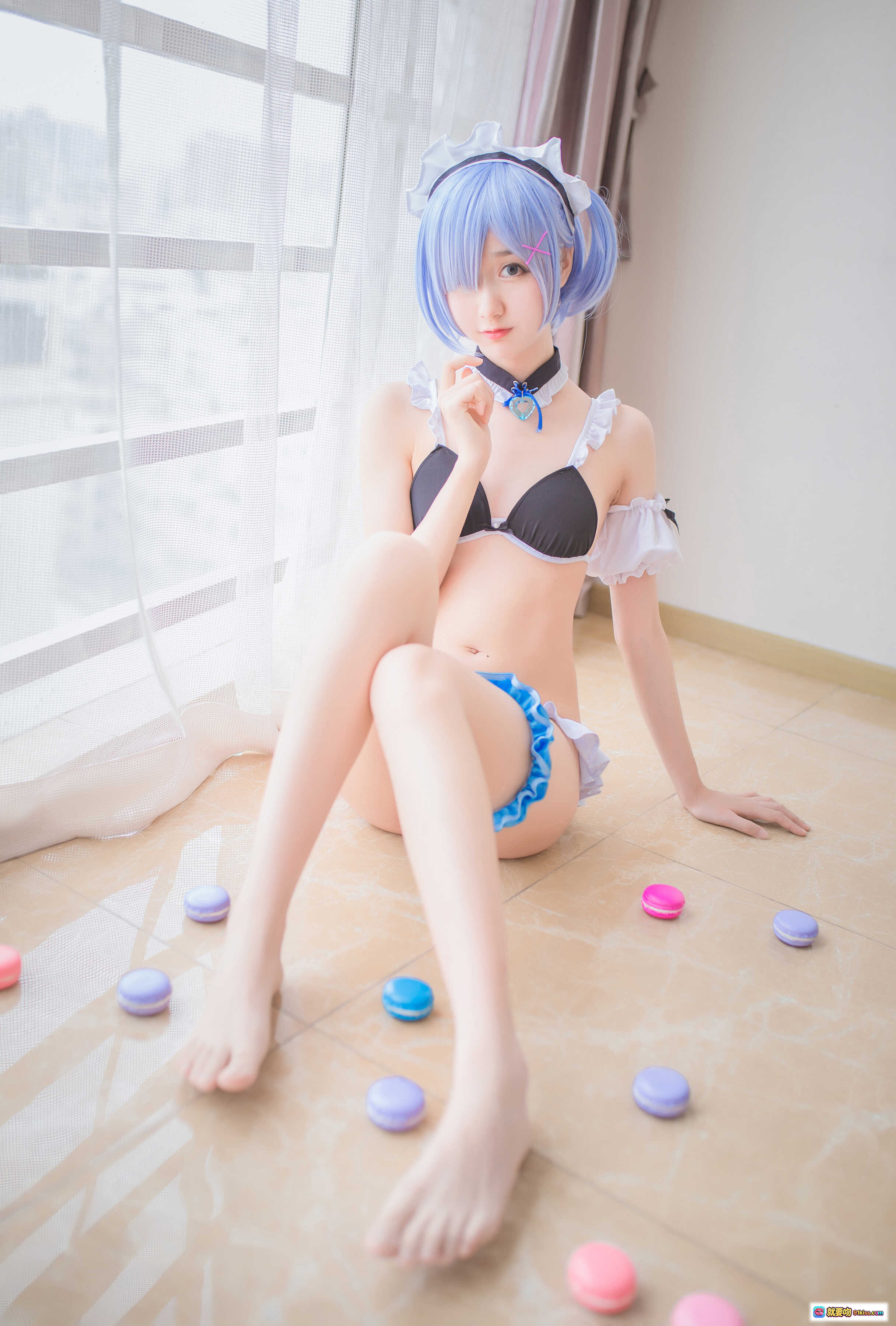 木绵绵OwO NO.005 蕾姆泳装Cosplay 二次元蓝发少女 室内窗边写真 甜美女仆风 比基尼造型 马卡龙点缀 地板坐姿 精致细节 26P高清图集 - 就要吻