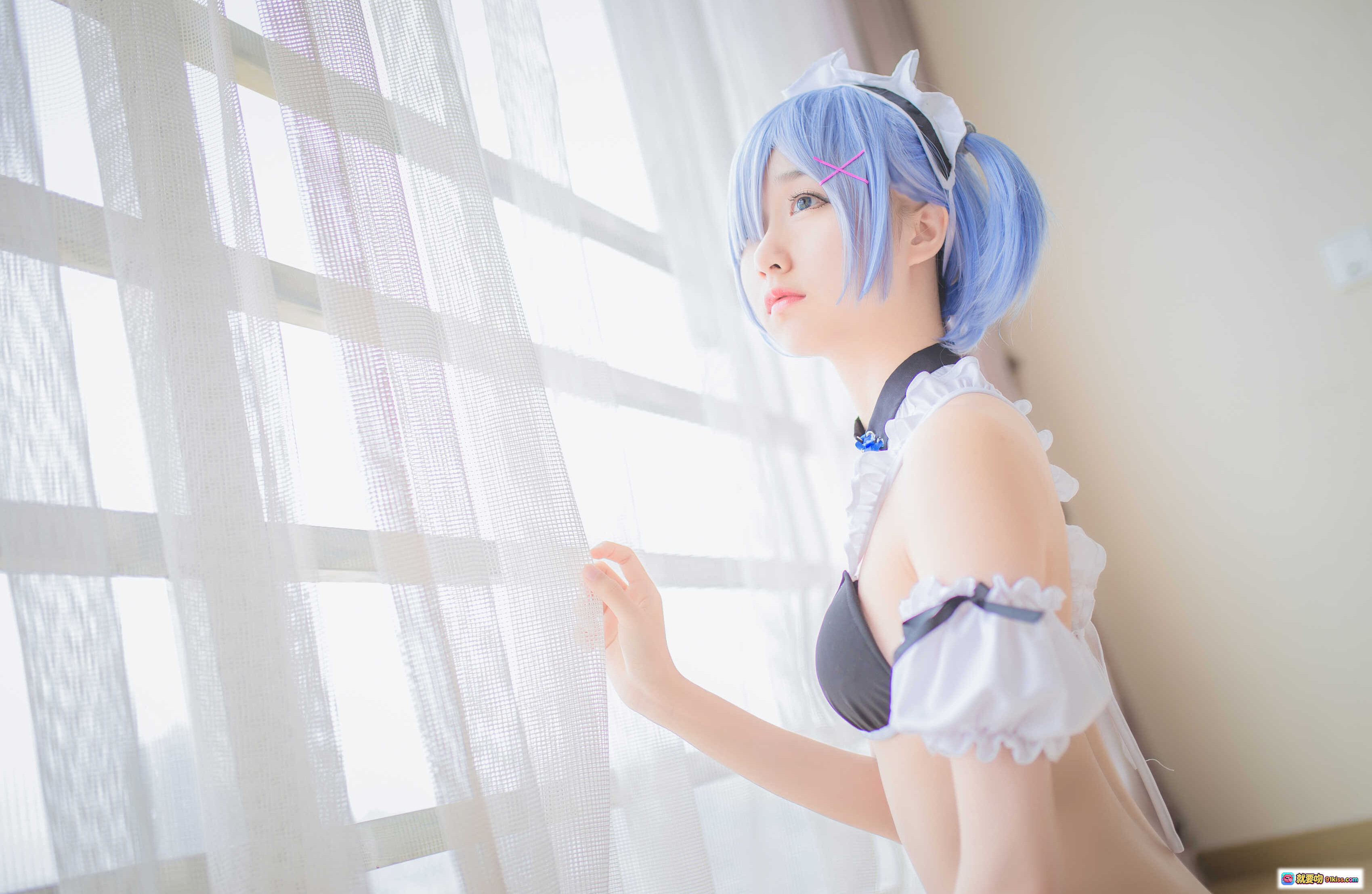 图片[5] - 木绵绵OwO NO.005 蕾姆泳装Cosplay 二次元蓝发少女 室内窗边写真 甜美女仆风 比基尼造型 马卡龙点缀 地板坐姿 精致细节 26P高清图集 - 就要吻
