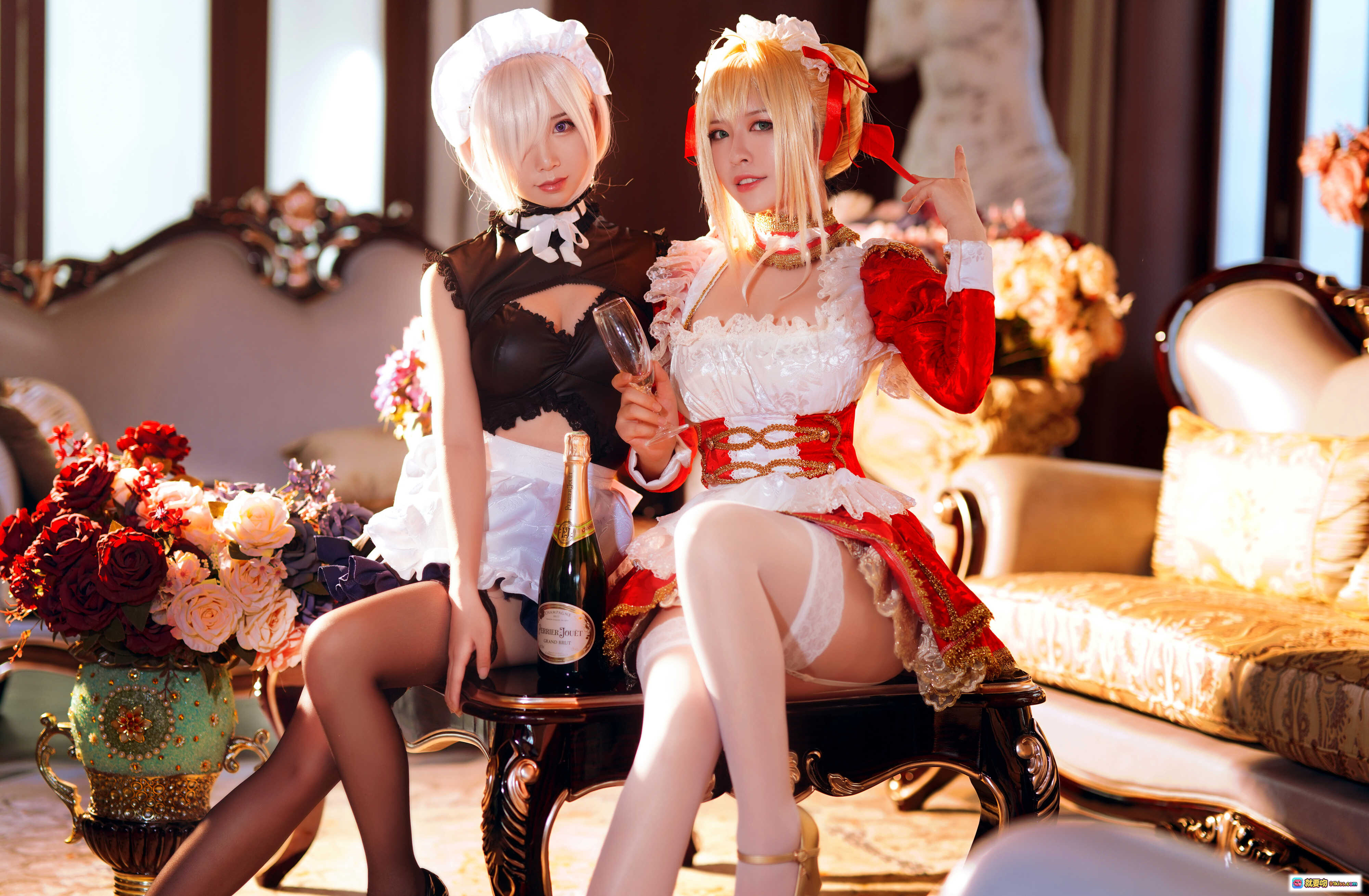 面饼仙儿NO.079 Claudius x Kyrielight女仆Cosplay 半半子X面饼仙儿精致双人写真 豪华室内场景香槟花束优雅摆拍 - 就要吻