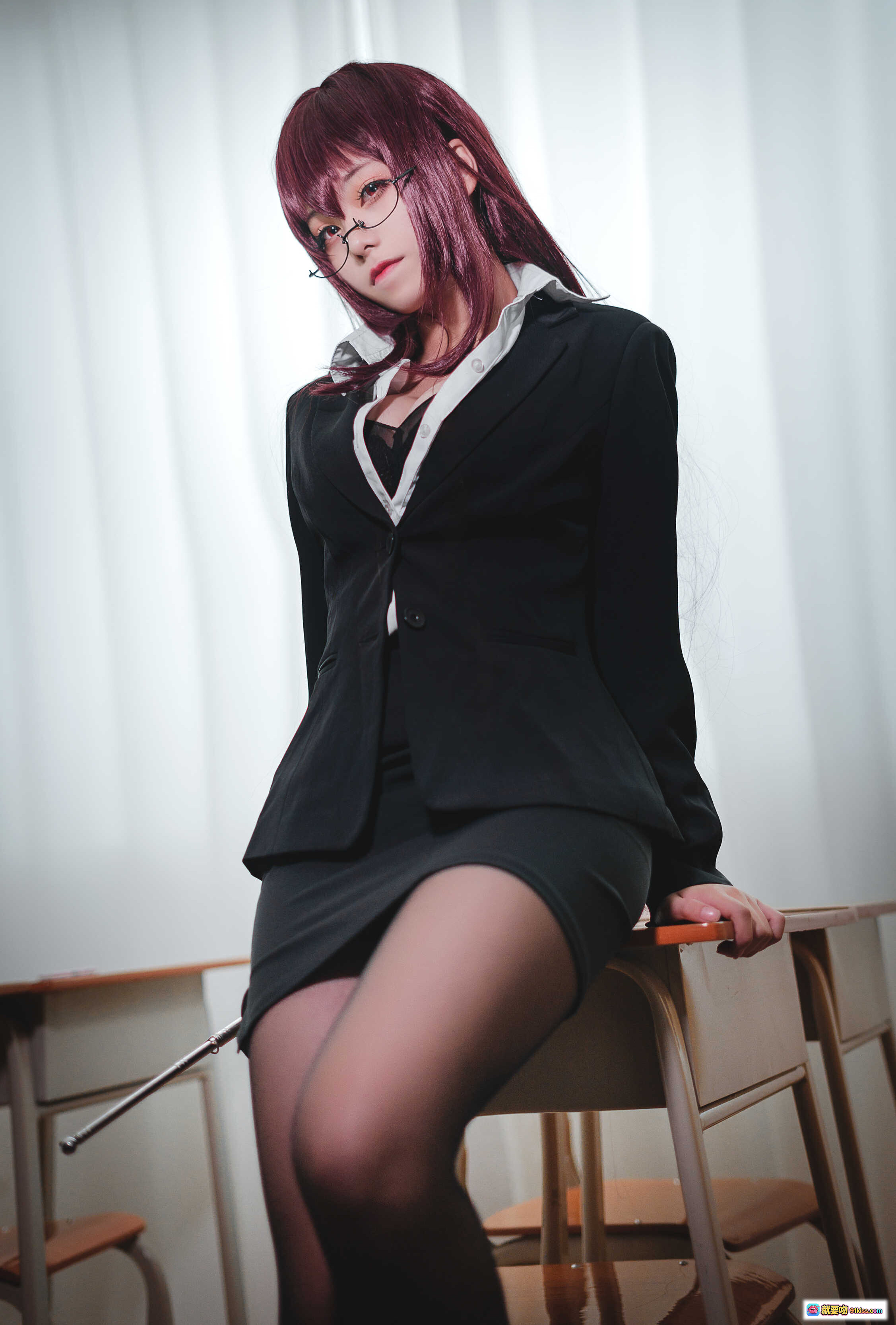 图片[10] - 蜜汁猫裘NO.017师匠教师Cosplay写真｜黑西装短裙+黑丝高跟+红长发眼镜女教师教室场景美图 - 就要吻