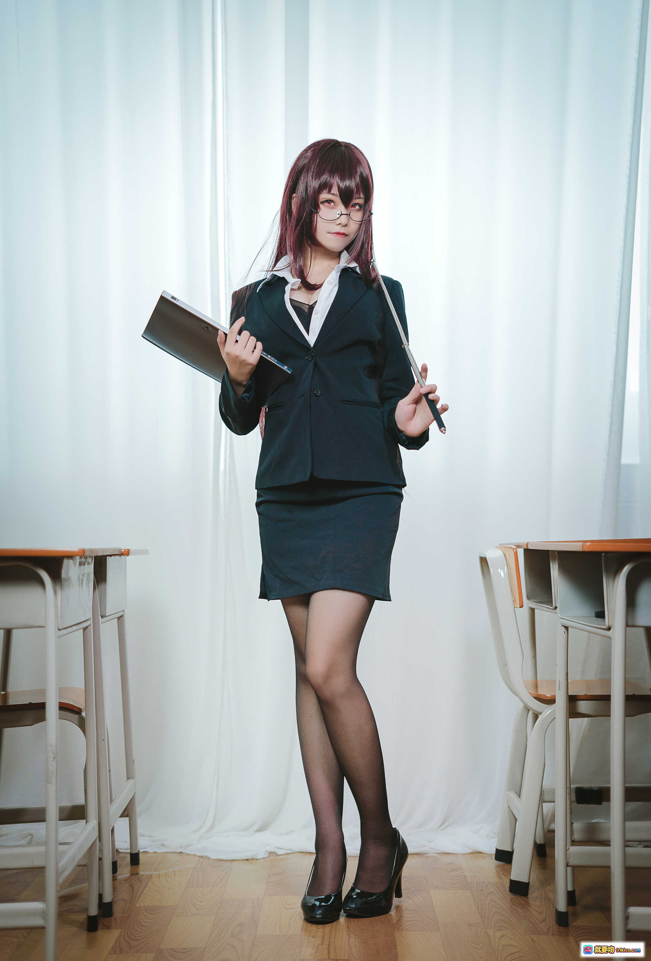 图片[9] - 蜜汁猫裘NO.017师匠教师Cosplay写真｜黑西装短裙+黑丝高跟+红长发眼镜女教师教室场景美图 - 就要吻