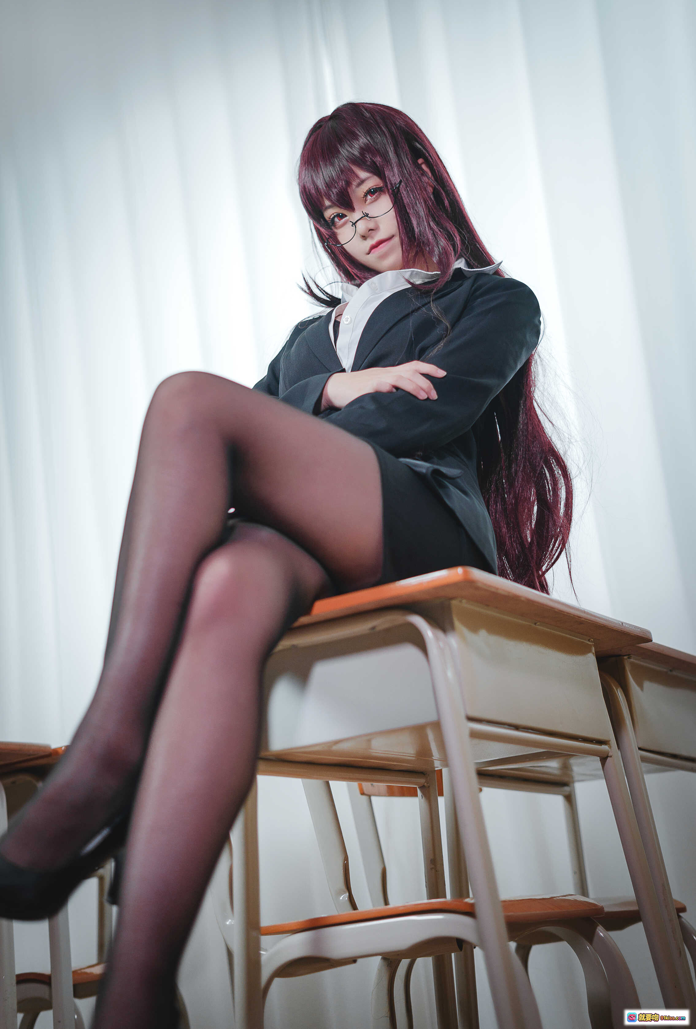 图片[3] - 蜜汁猫裘NO.017师匠教师Cosplay写真｜黑西装短裙+黑丝高跟+红长发眼镜女教师教室场景美图 - 就要吻