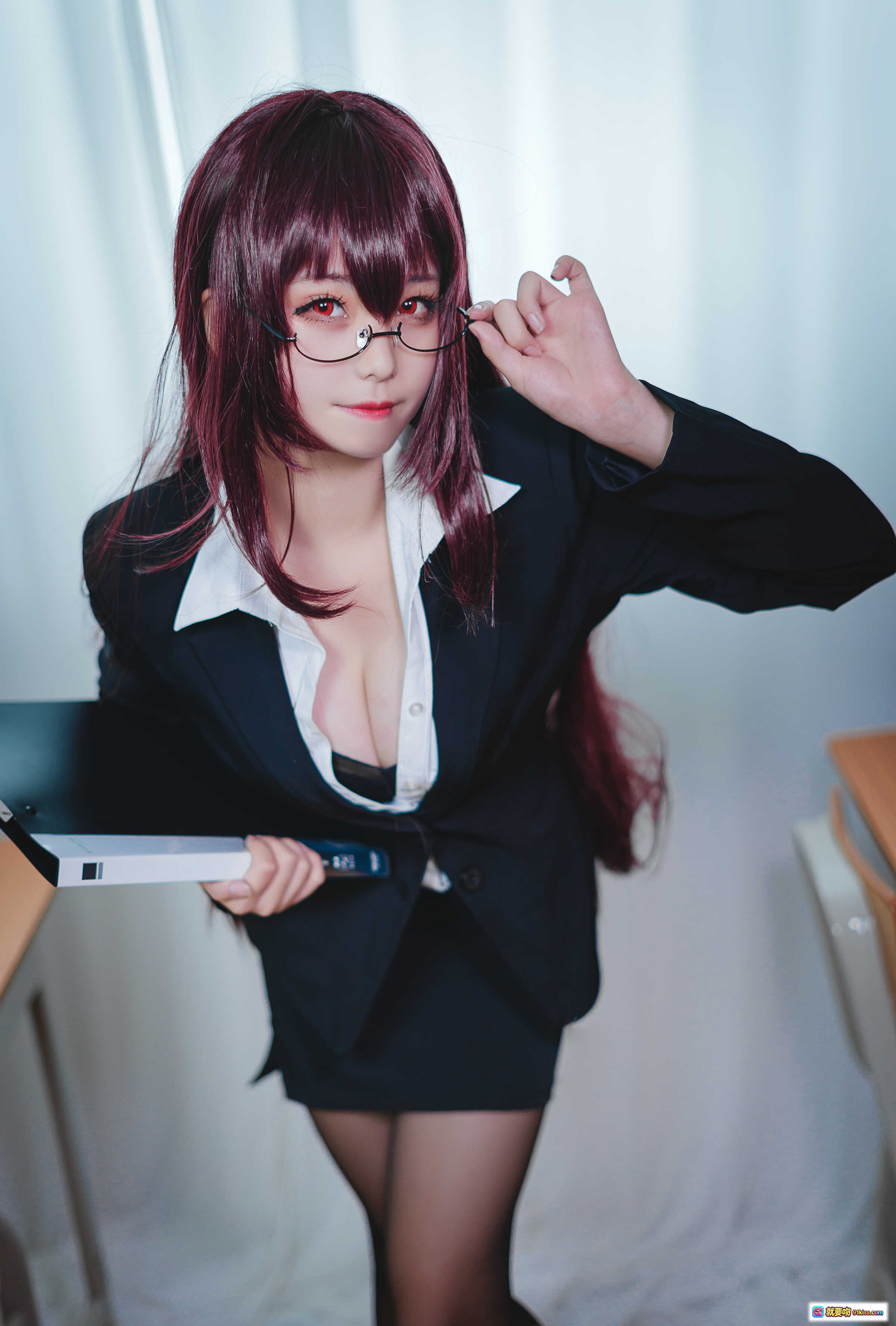 图片[8] - 蜜汁猫裘NO.017师匠教师Cosplay写真｜黑西装短裙+黑丝高跟+红长发眼镜女教师教室场景美图 - 就要吻