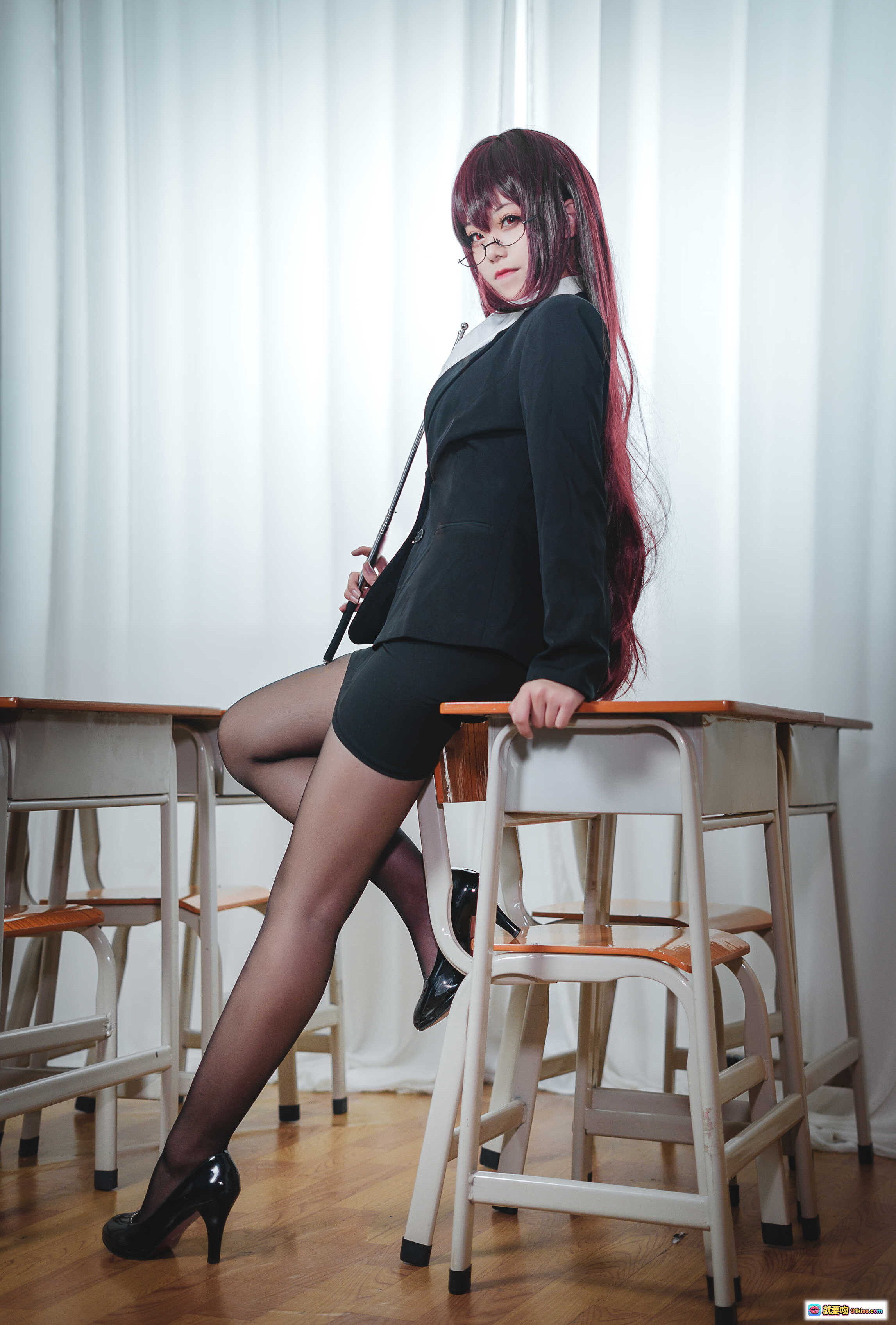 图片[1] - 蜜汁猫裘NO.017师匠教师Cosplay写真｜黑西装短裙+黑丝高跟+红长发眼镜女教师教室场景美图 - 就要吻
