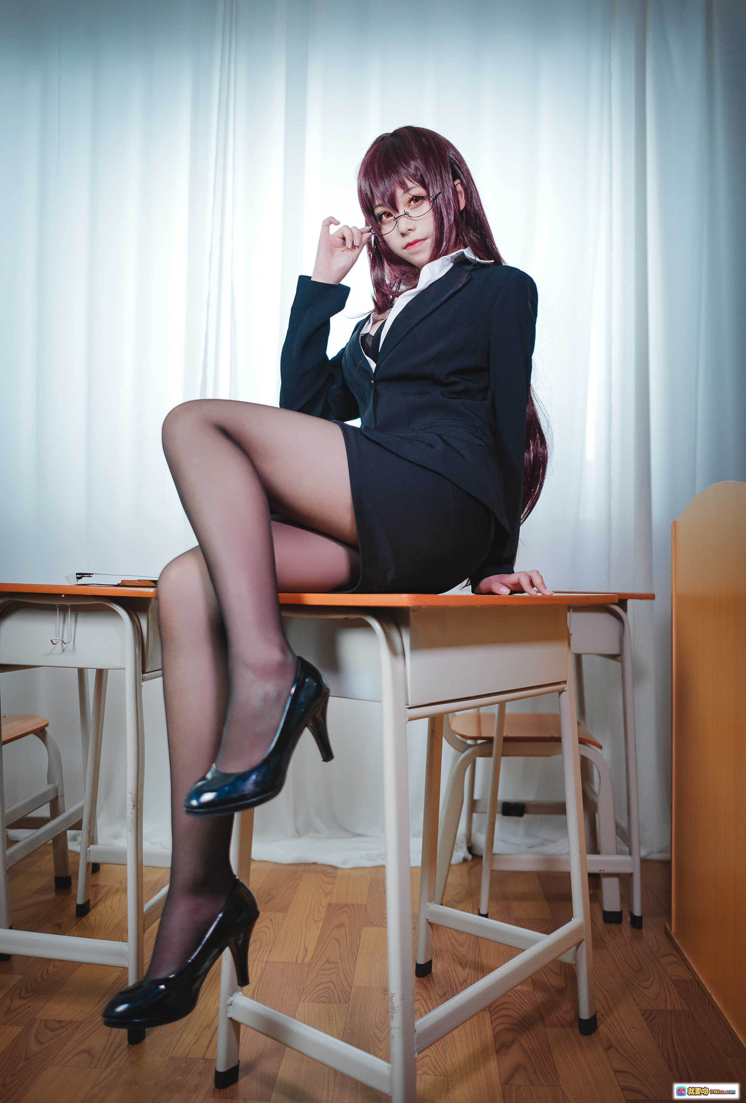 图片[4] - 蜜汁猫裘NO.017师匠教师Cosplay写真｜黑西装短裙+黑丝高跟+红长发眼镜女教师教室场景美图 - 就要吻