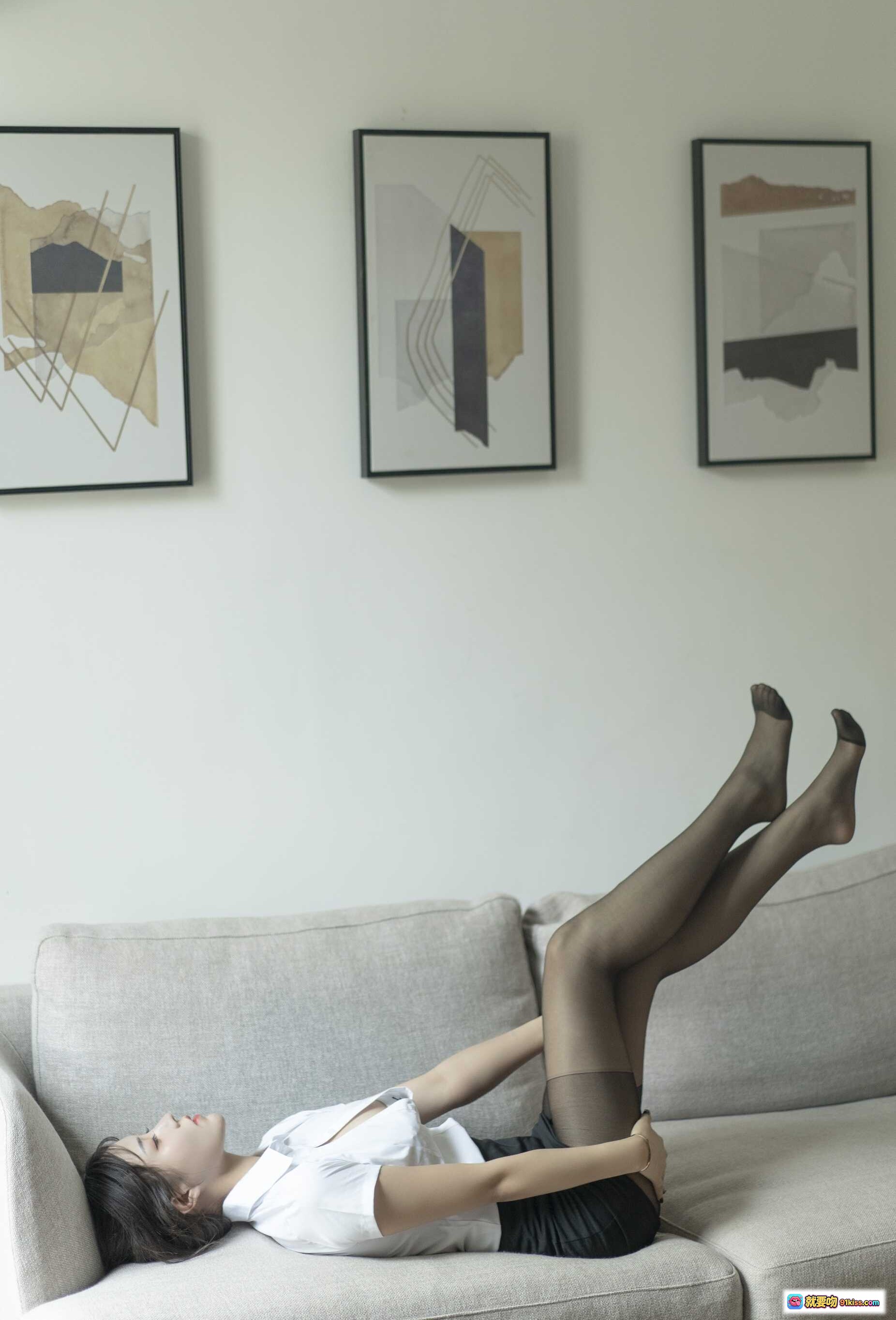 图片[10] - 汐NO.009制服写真：白衬衫黑短裙黑丝美腿沙发坐姿优雅性感私房照 - 就要吻