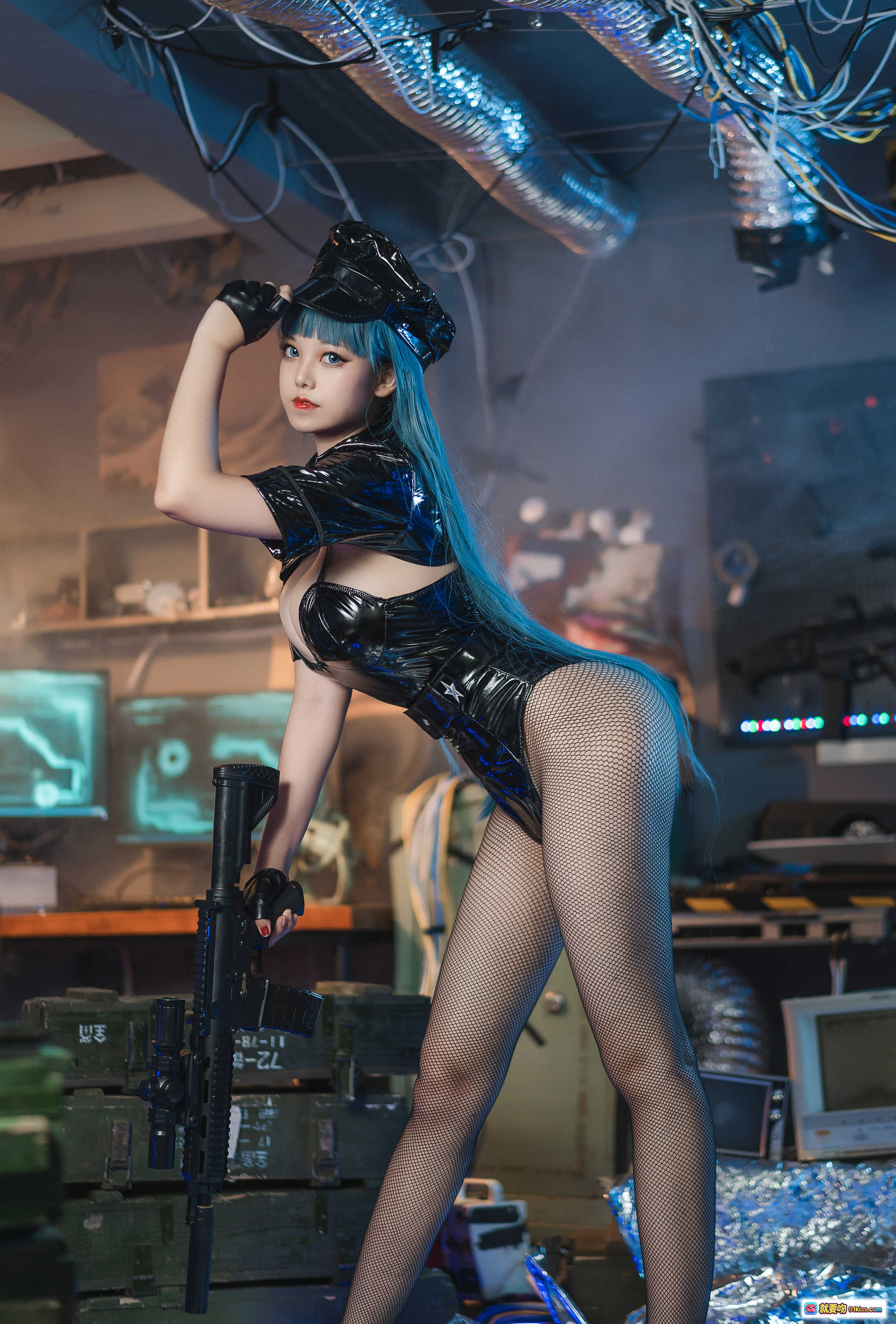 图片[9] - 蜜汁猫裘NO.057女警2写真｜黑胶制服+蓝发+网袜+军事风场景｜51P高清图集 - 就要吻