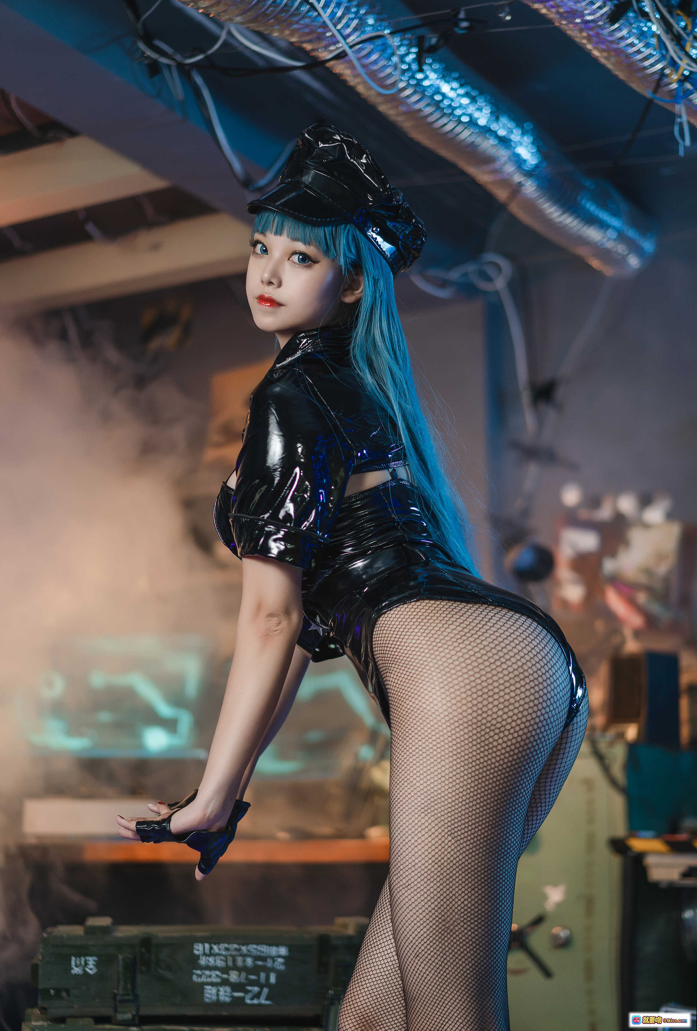 图片[7] - 蜜汁猫裘NO.057女警2写真｜黑胶制服+蓝发+网袜+军事风场景｜51P高清图集 - 就要吻