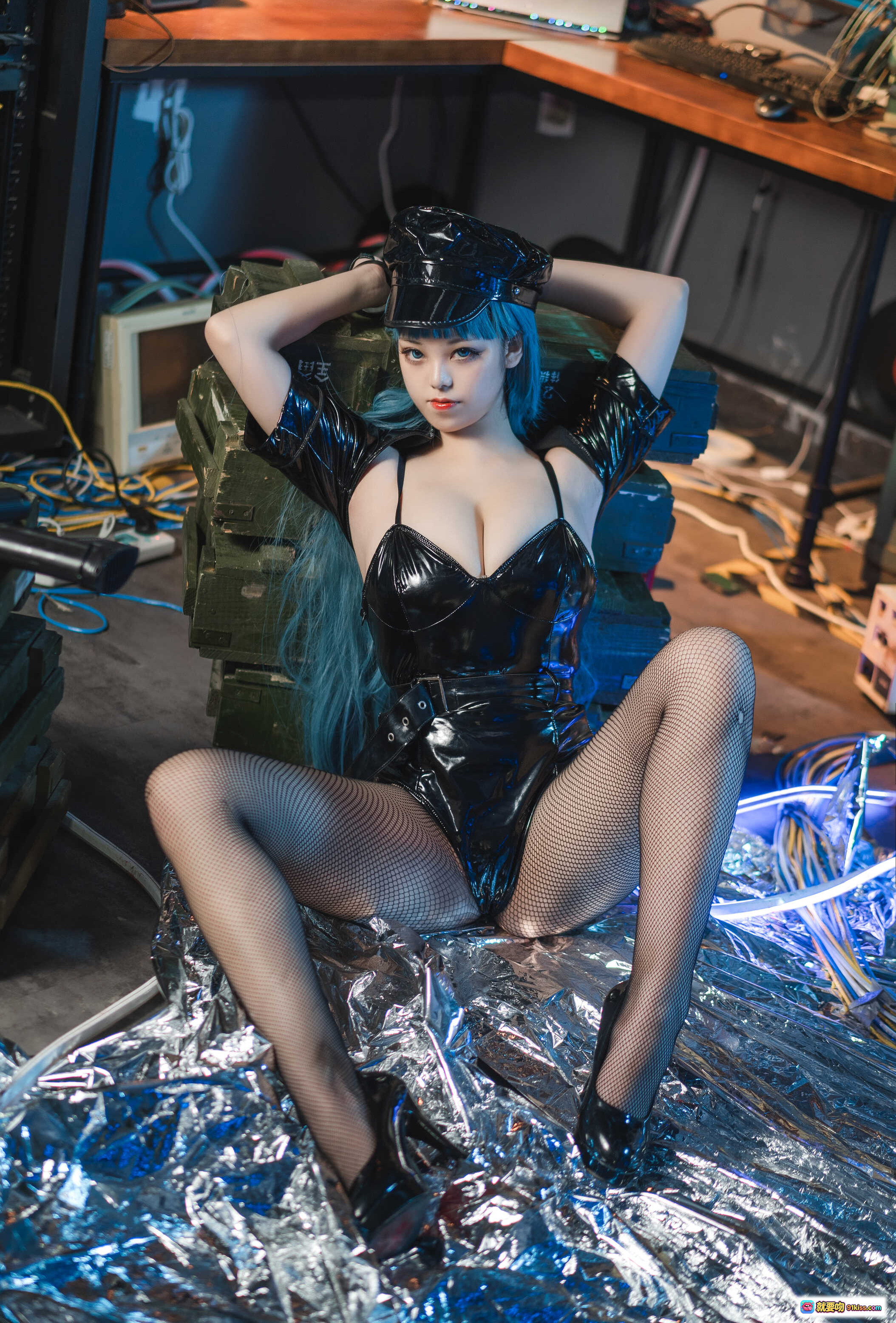 图片[10] - 蜜汁猫裘NO.057女警2写真｜黑胶制服+蓝发+网袜+军事风场景｜51P高清图集 - 就要吻