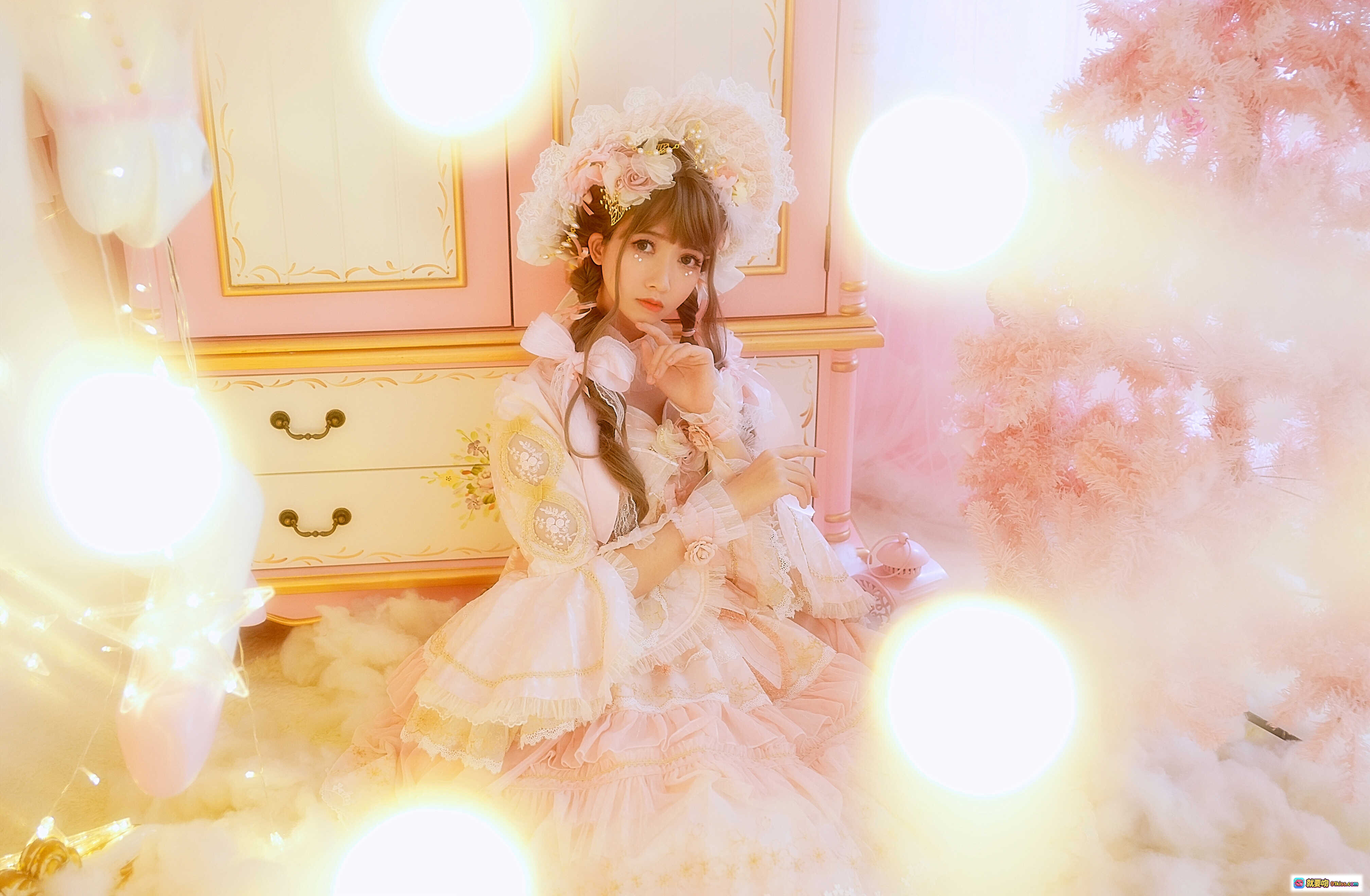 图片[8] - 鳗鱼霏儿NO.045猫系洛丽塔写真｜粉色梦幻圣诞树+独角兽装饰+蕾丝蓬裙+柔光氛围感少女摄影 - 就要吻