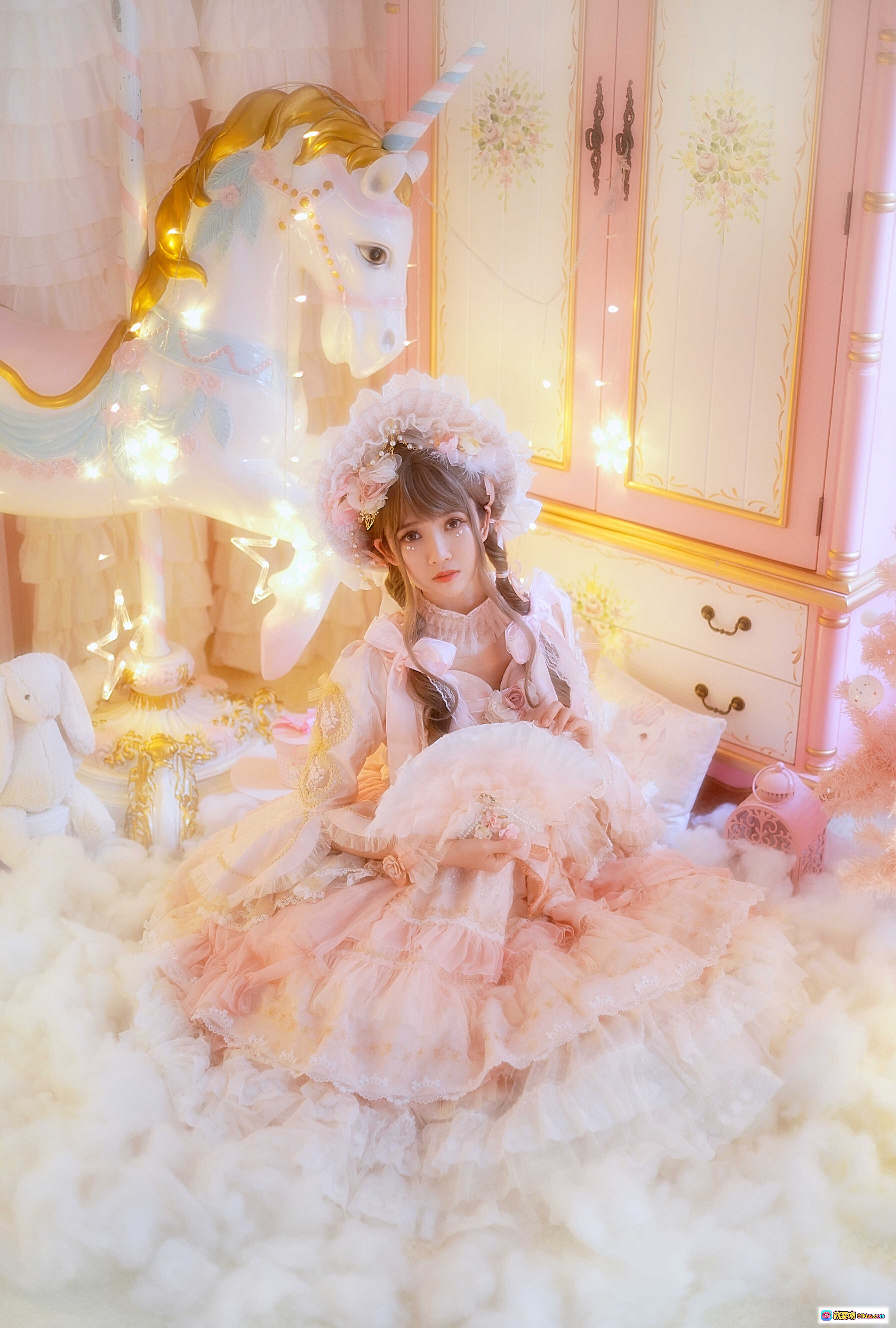 图片[4] - 鳗鱼霏儿NO.045猫系洛丽塔写真｜粉色梦幻圣诞树+独角兽装饰+蕾丝蓬裙+柔光氛围感少女摄影 - 就要吻