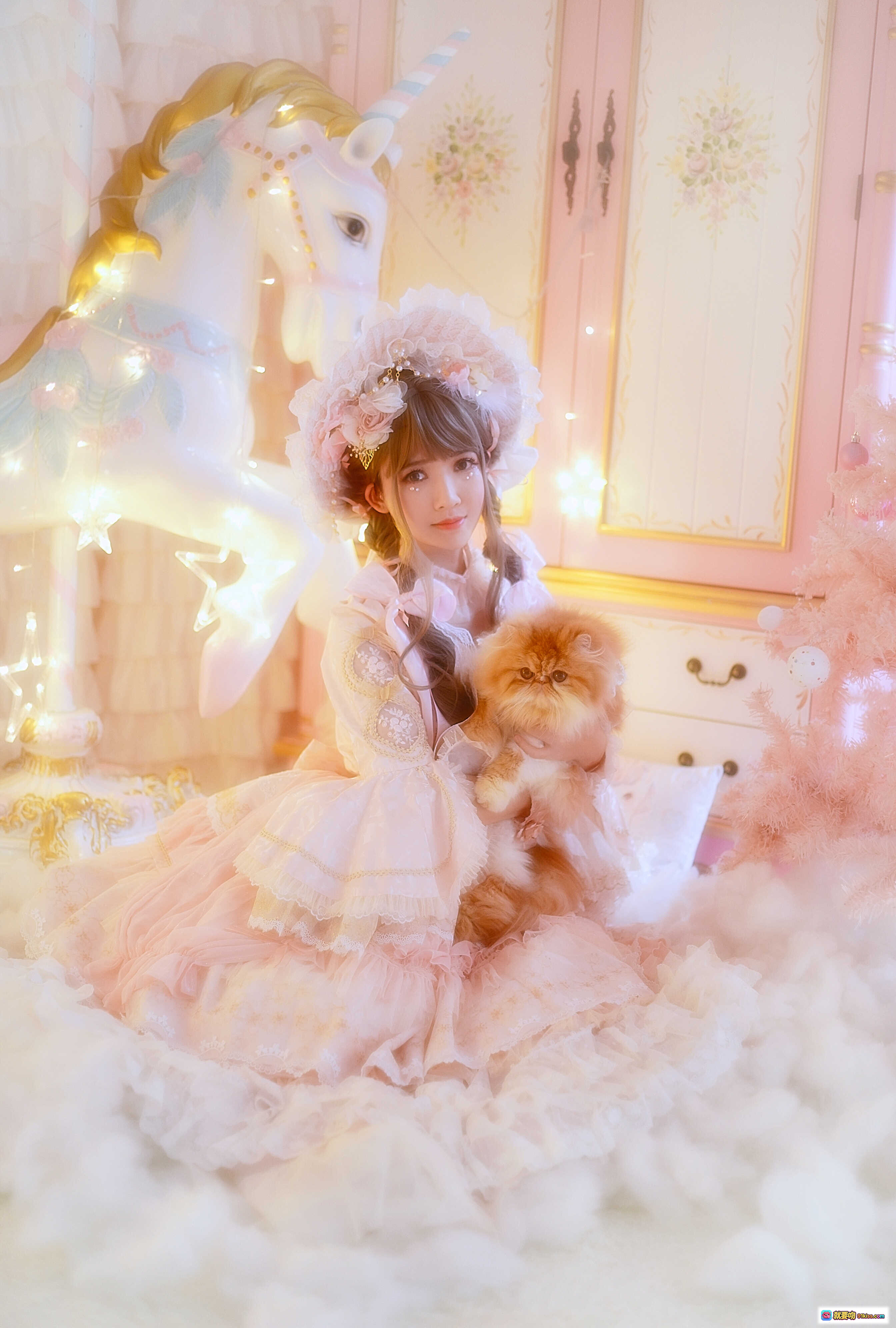 图片[5] - 鳗鱼霏儿NO.045猫系洛丽塔写真｜粉色梦幻圣诞树+独角兽装饰+蕾丝蓬裙+柔光氛围感少女摄影 - 就要吻