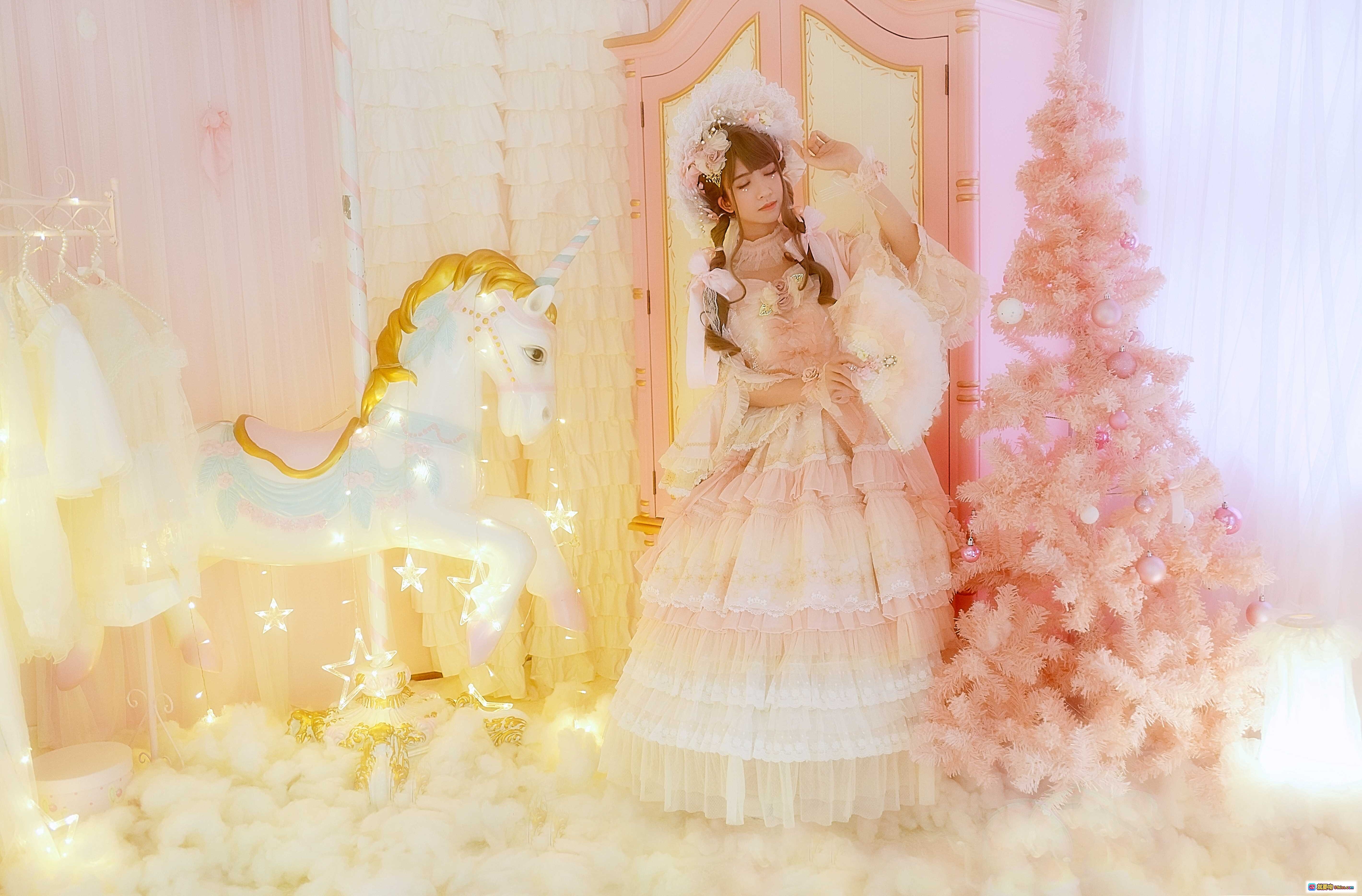 鳗鱼霏儿NO.045猫系洛丽塔写真｜粉色梦幻圣诞树+独角兽装饰+蕾丝蓬裙+柔光氛围感少女摄影 - 就要吻