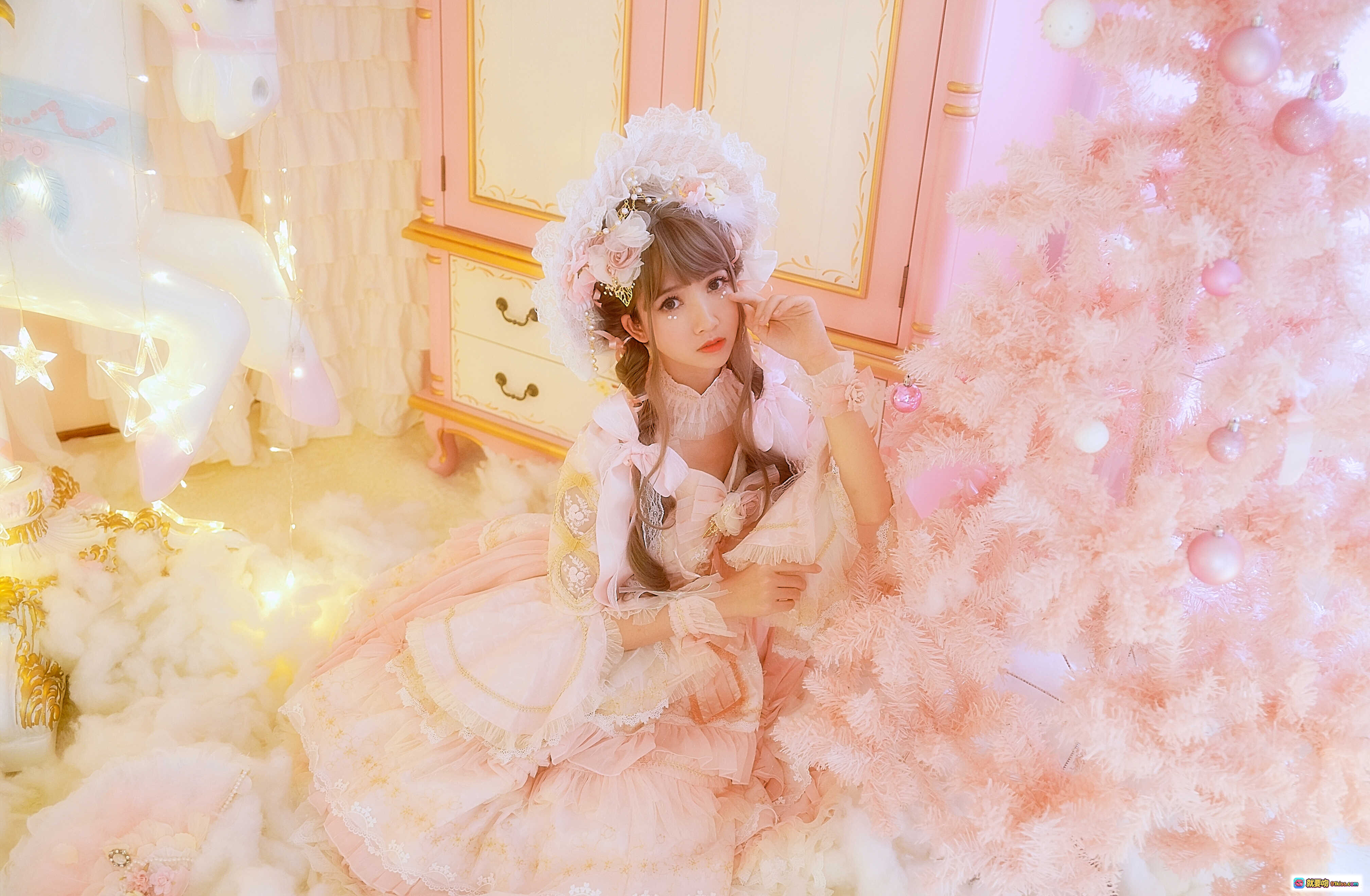 图片[9] - 鳗鱼霏儿NO.045猫系洛丽塔写真｜粉色梦幻圣诞树+独角兽装饰+蕾丝蓬裙+柔光氛围感少女摄影 - 就要吻