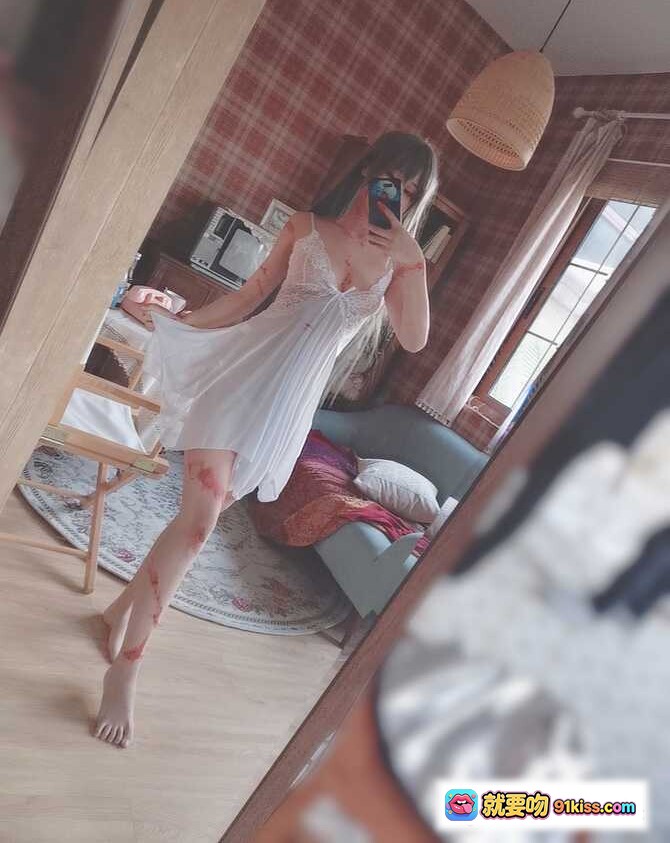 图片[1] - 三度_69 NO.055 希尔薇cos写真 31P高清图集 白裙血迹镜前自拍 室内格纹墙温馨场景 - 就要吻