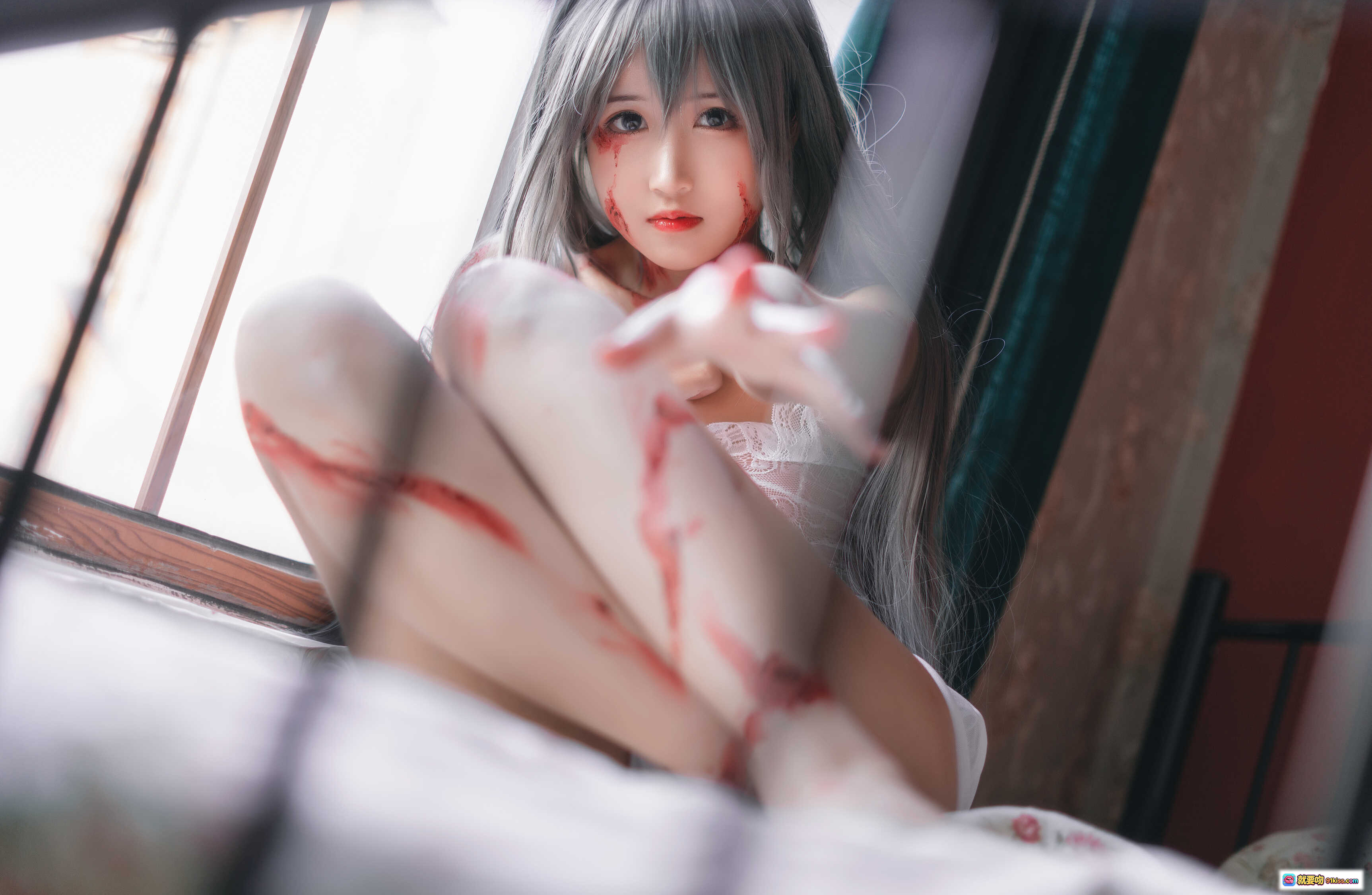 图片[6] - 三度_69 NO.055 希尔薇cos写真 31P高清图集 白裙血迹镜前自拍 室内格纹墙温馨场景 - 就要吻