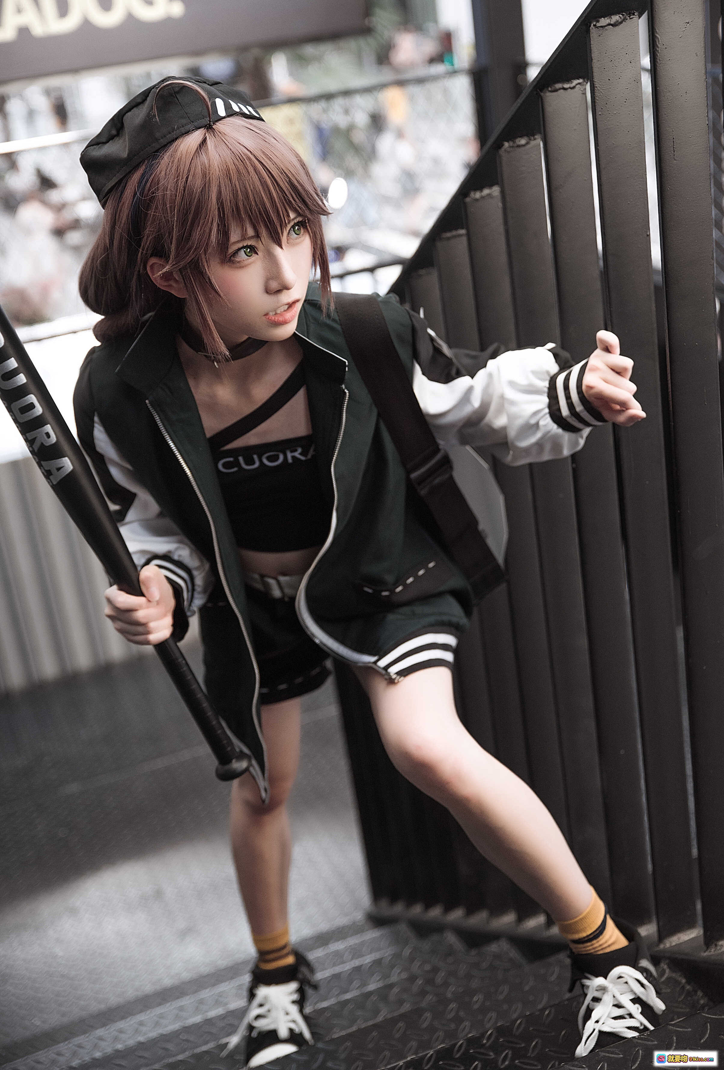 明日方舟蛇屠箱cosplay写真 | Kitaro绮太郎NO.028 | 棒球服造型+黑色短裤+运动鞋 | 持棒动态姿势 | 16P高清图集 - 就要吻