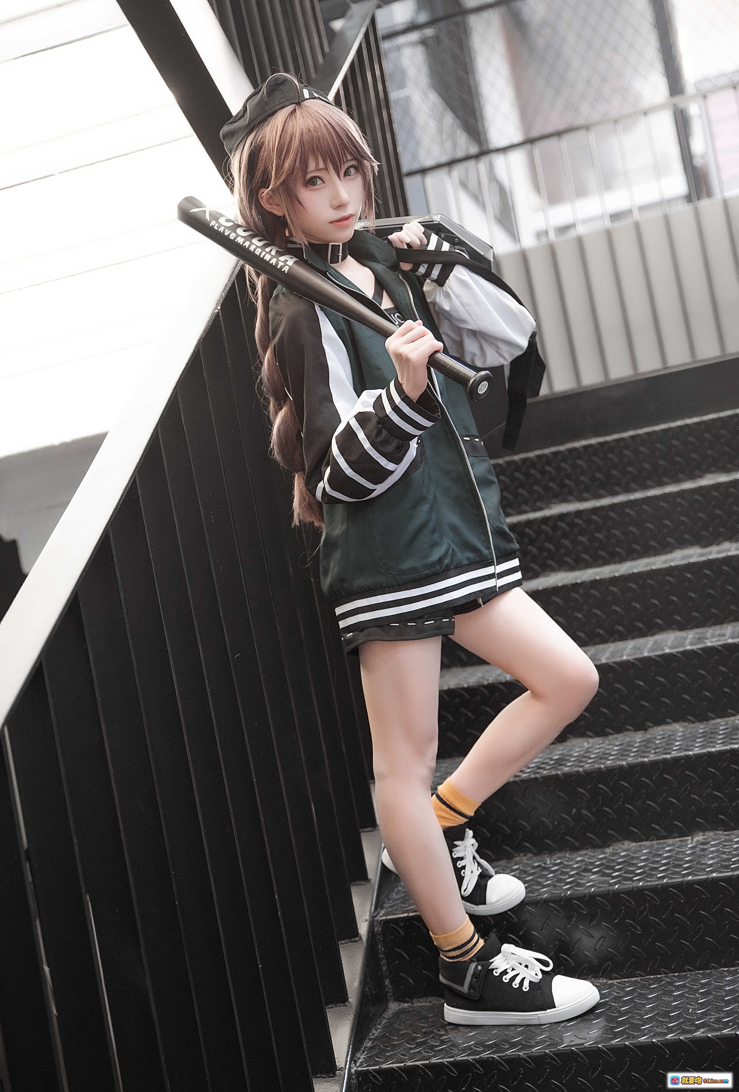 图片[4] - 明日方舟蛇屠箱cosplay写真 | Kitaro绮太郎NO.028 | 棒球服造型+黑色短裤+运动鞋 | 持棒动态姿势 | 16P高清图集 - 就要吻