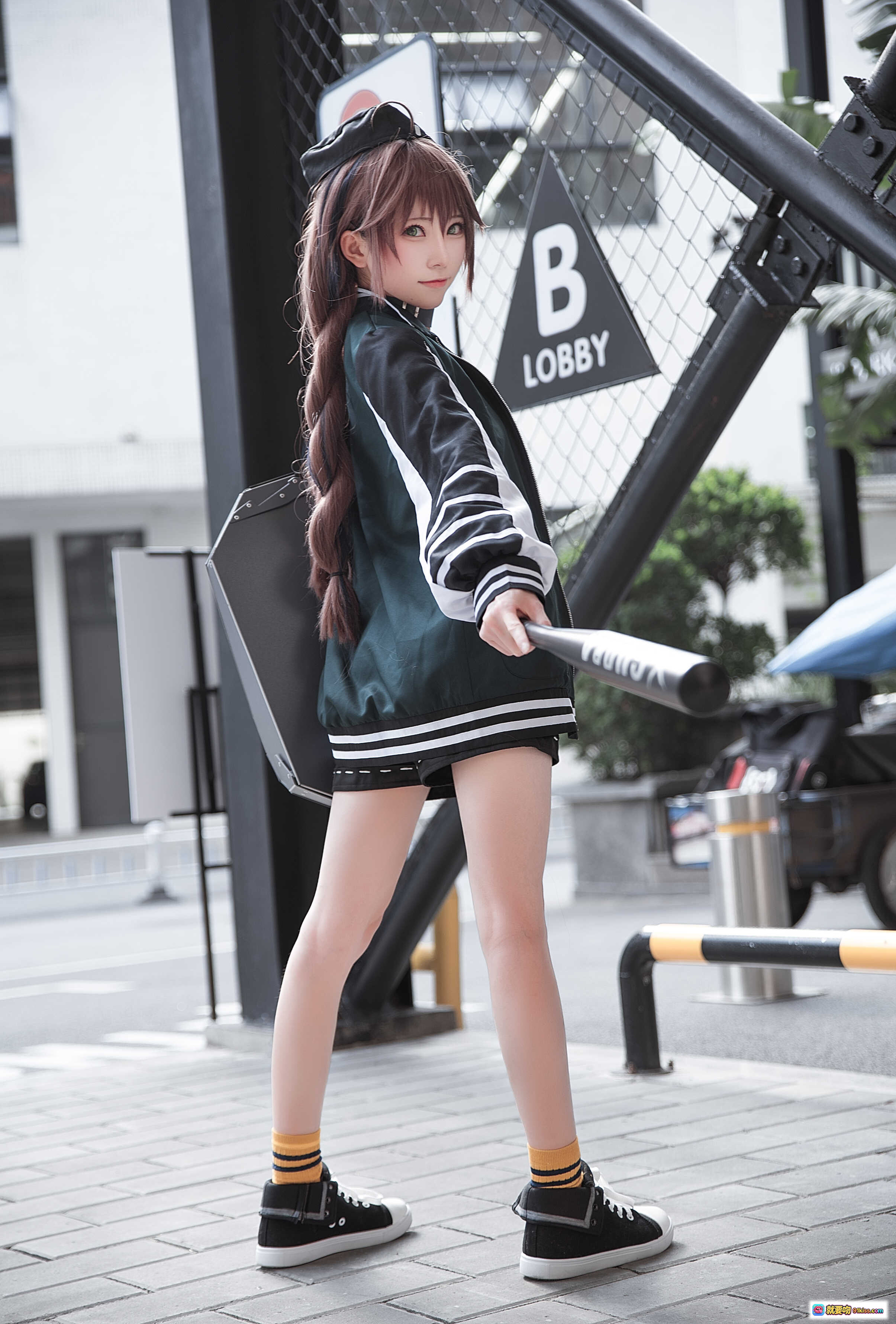 图片[8] - 明日方舟蛇屠箱cosplay写真 | Kitaro绮太郎NO.028 | 棒球服造型+黑色短裤+运动鞋 | 持棒动态姿势 | 16P高清图集 - 就要吻