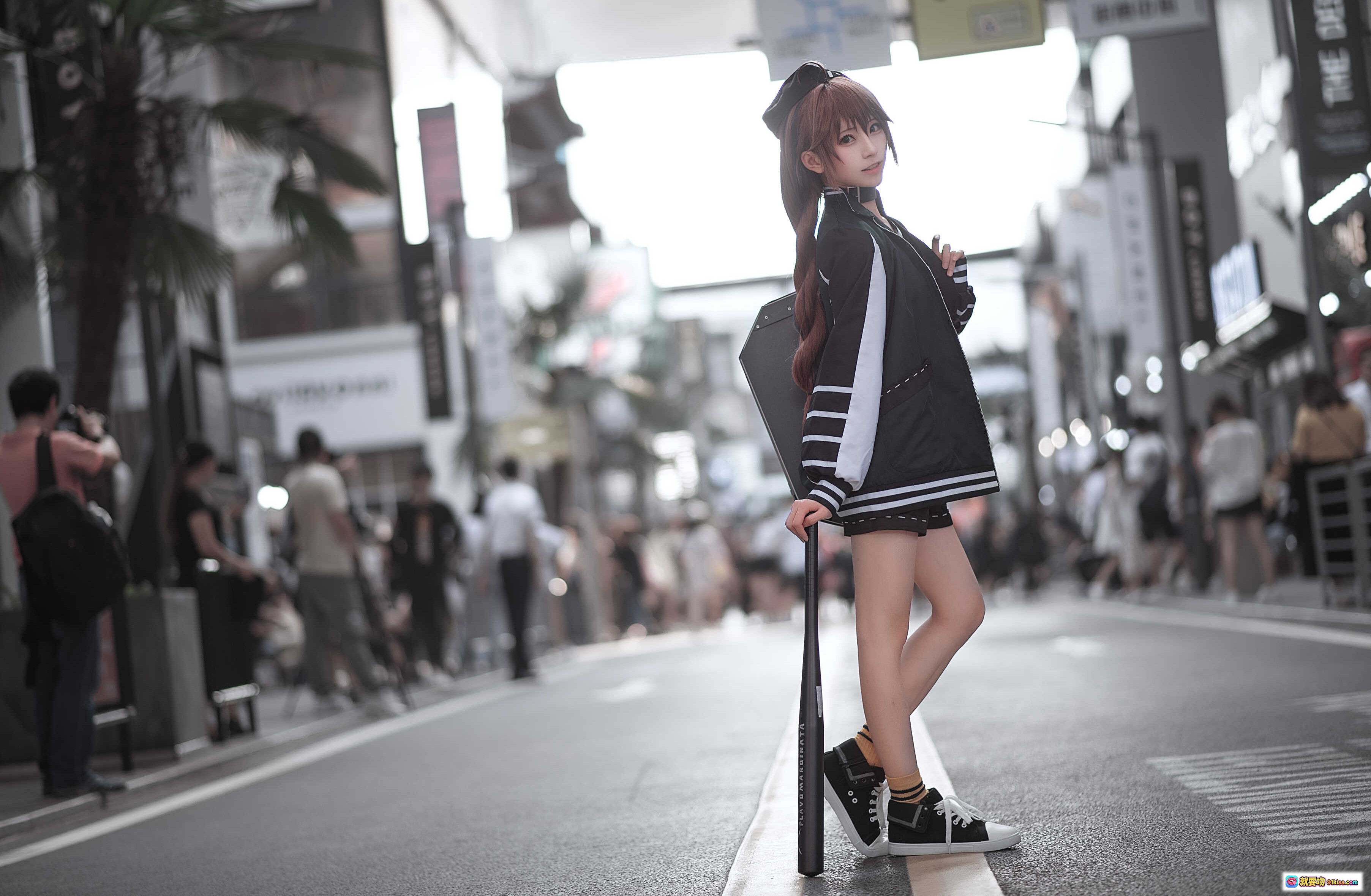 图片[5] - 明日方舟蛇屠箱cosplay写真 | Kitaro绮太郎NO.028 | 棒球服造型+黑色短裤+运动鞋 | 持棒动态姿势 | 16P高清图集 - 就要吻