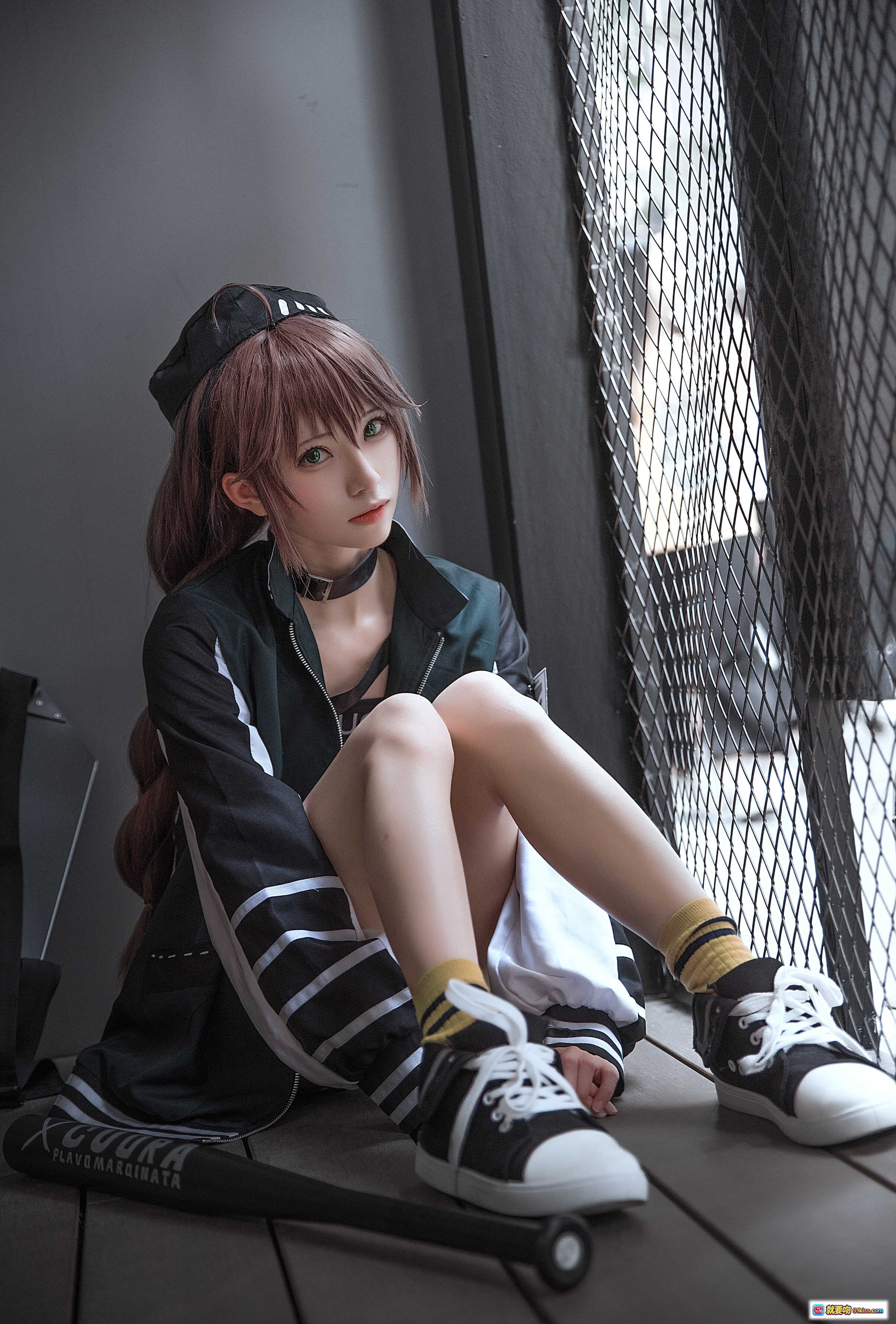 图片[10] - 明日方舟蛇屠箱cosplay写真 | Kitaro绮太郎NO.028 | 棒球服造型+黑色短裤+运动鞋 | 持棒动态姿势 | 16P高清图集 - 就要吻