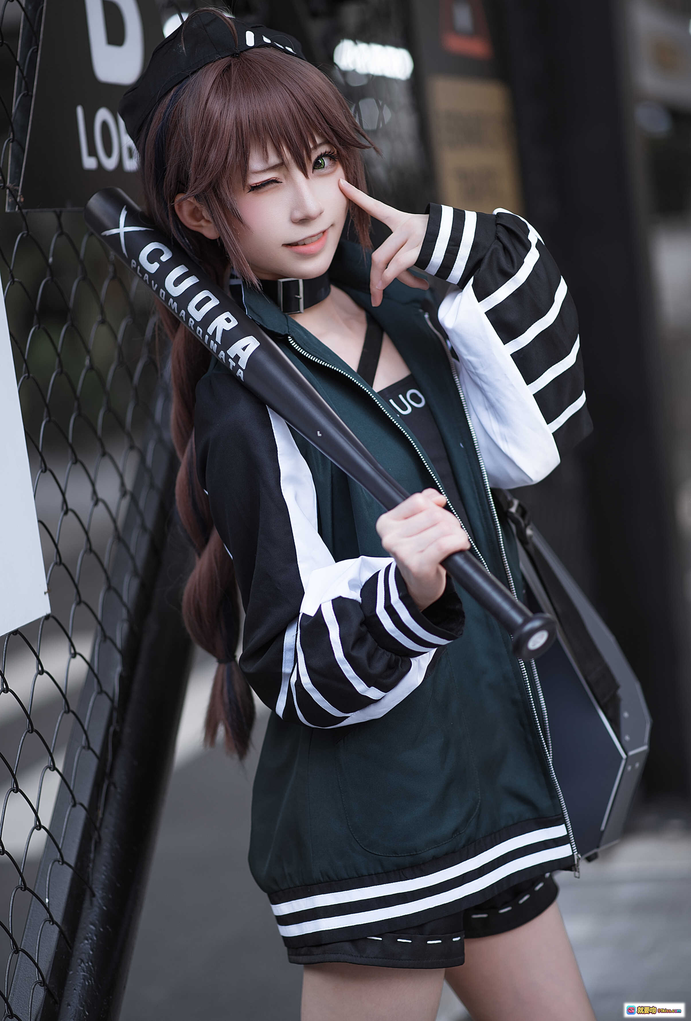 图片[6] - 明日方舟蛇屠箱cosplay写真 | Kitaro绮太郎NO.028 | 棒球服造型+黑色短裤+运动鞋 | 持棒动态姿势 | 16P高清图集 - 就要吻