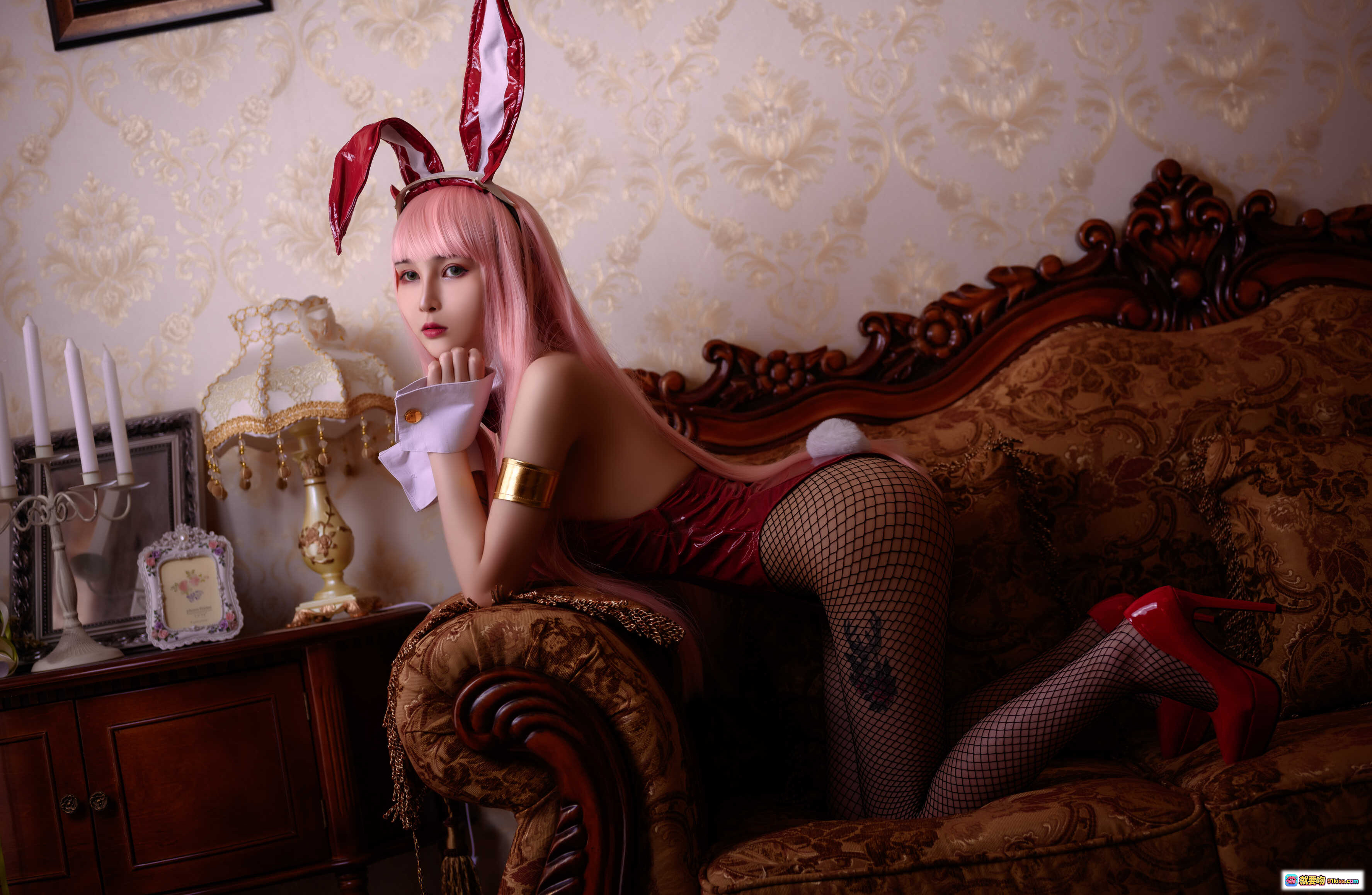 图片[8] - Vams子NO.006兔女郎Cosplay写真｜粉色长发+红色皮衣+渔网袜+高跟鞋｜华丽室内场景33P高清图集 - 就要吻