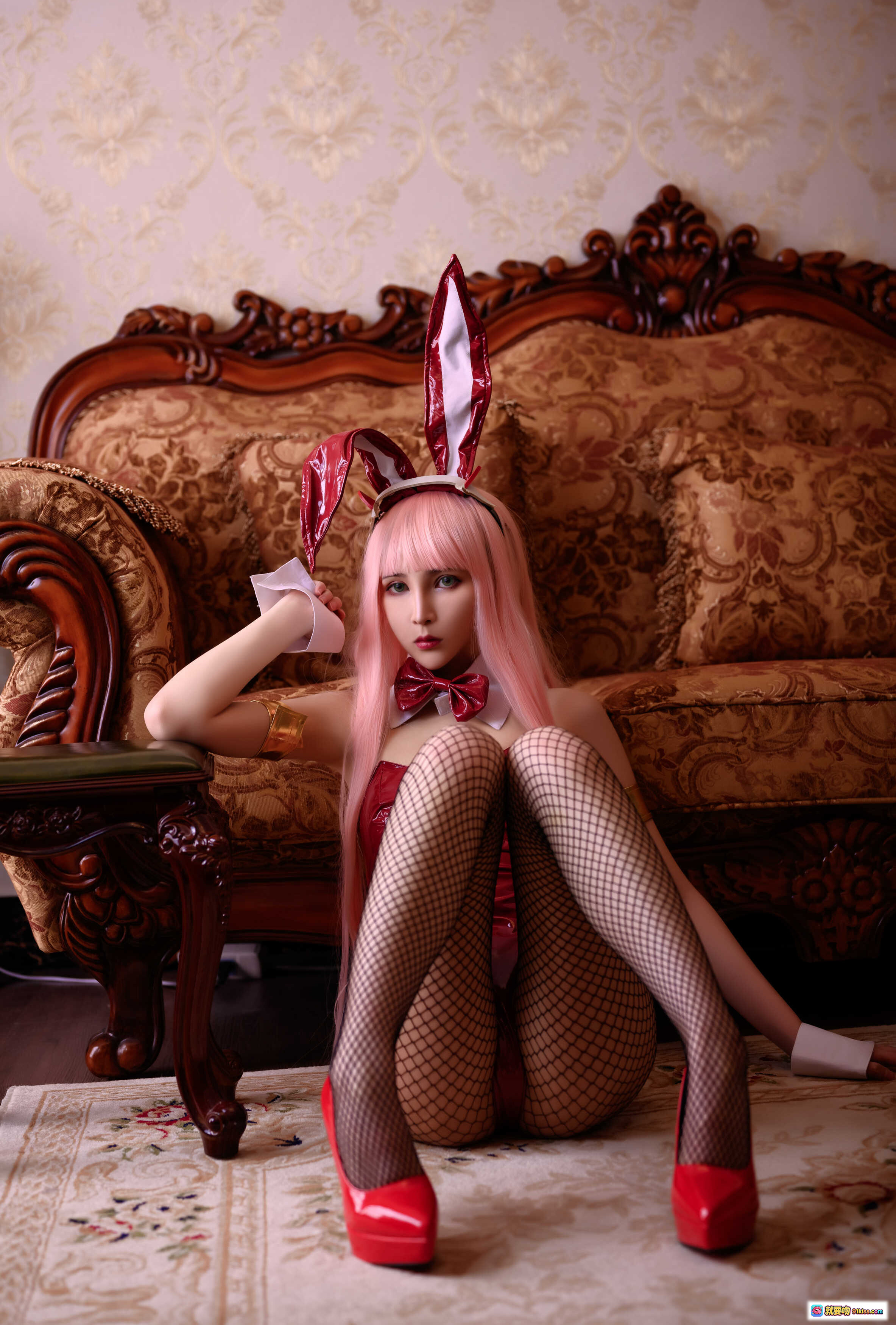 图片[7] - Vams子NO.006兔女郎Cosplay写真｜粉色长发+红色皮衣+渔网袜+高跟鞋｜华丽室内场景33P高清图集 - 就要吻