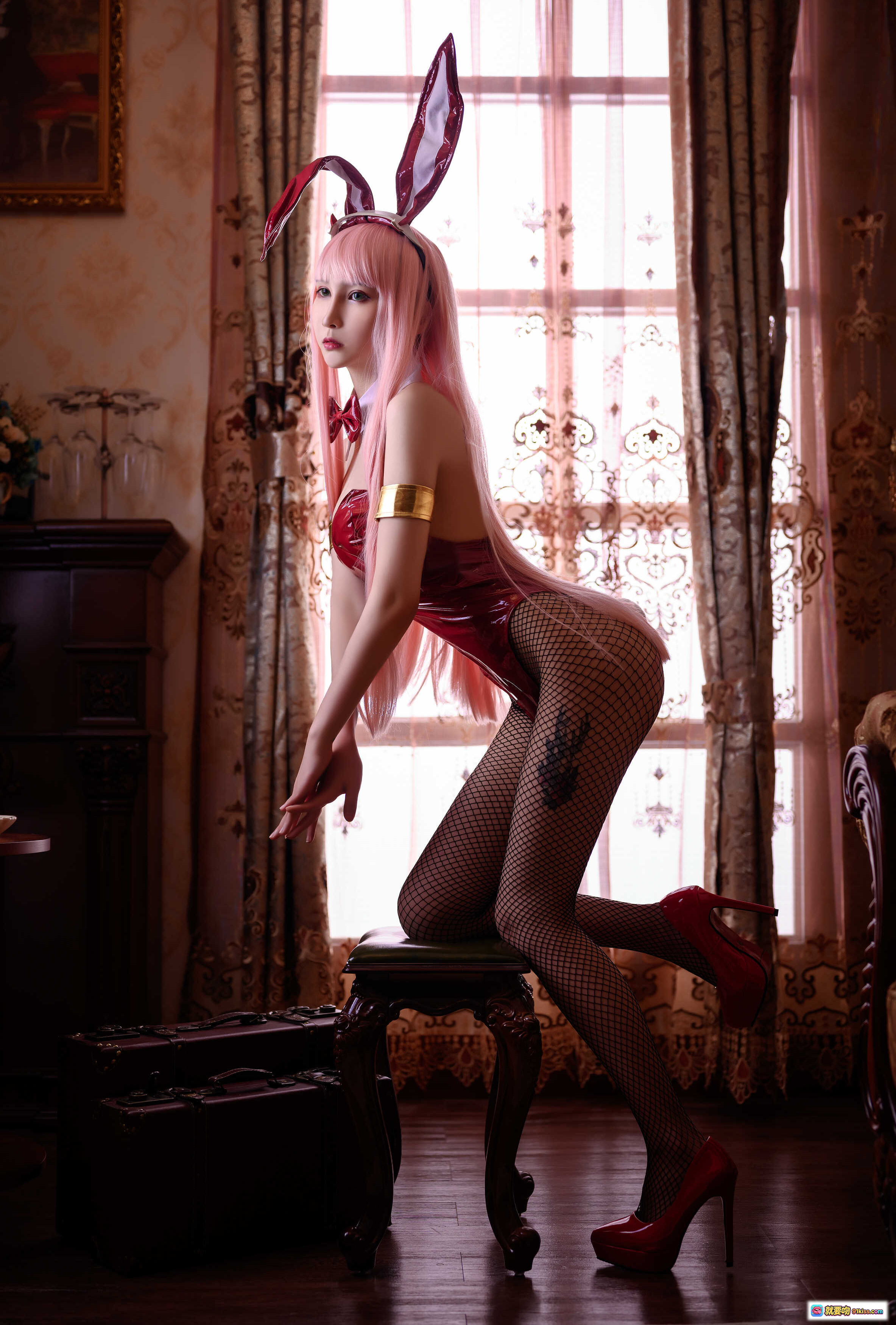 图片[9] - Vams子NO.006兔女郎Cosplay写真｜粉色长发+红色皮衣+渔网袜+高跟鞋｜华丽室内场景33P高清图集 - 就要吻