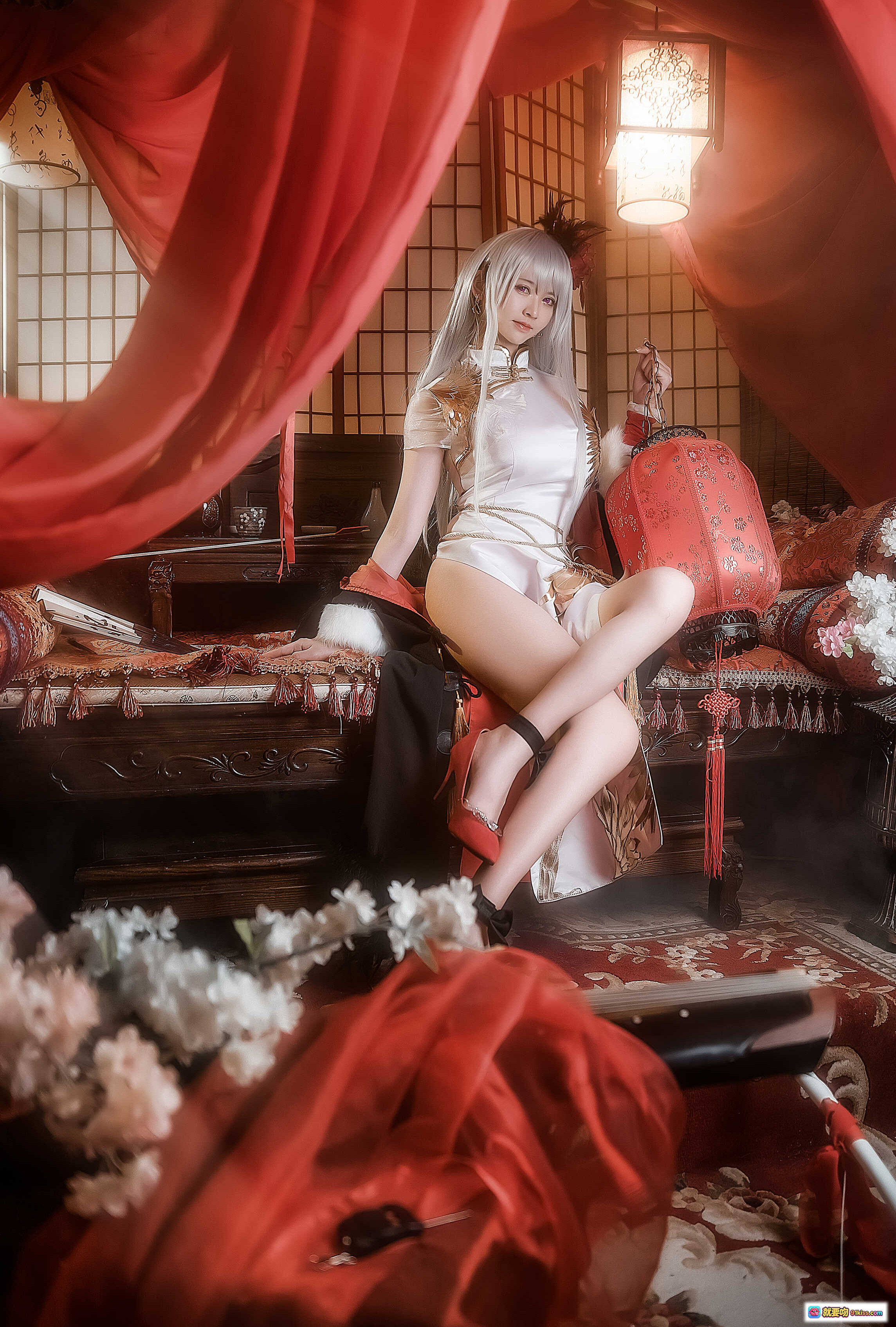 图片[7] - 鳗鱼霏儿NO.017碧蓝华裳cos写真｜白发旗袍弓箭手｜红色帷幔古风场景｜高跟红鞋羽毛装饰｜精致和风灯笼布景 - 就要吻
