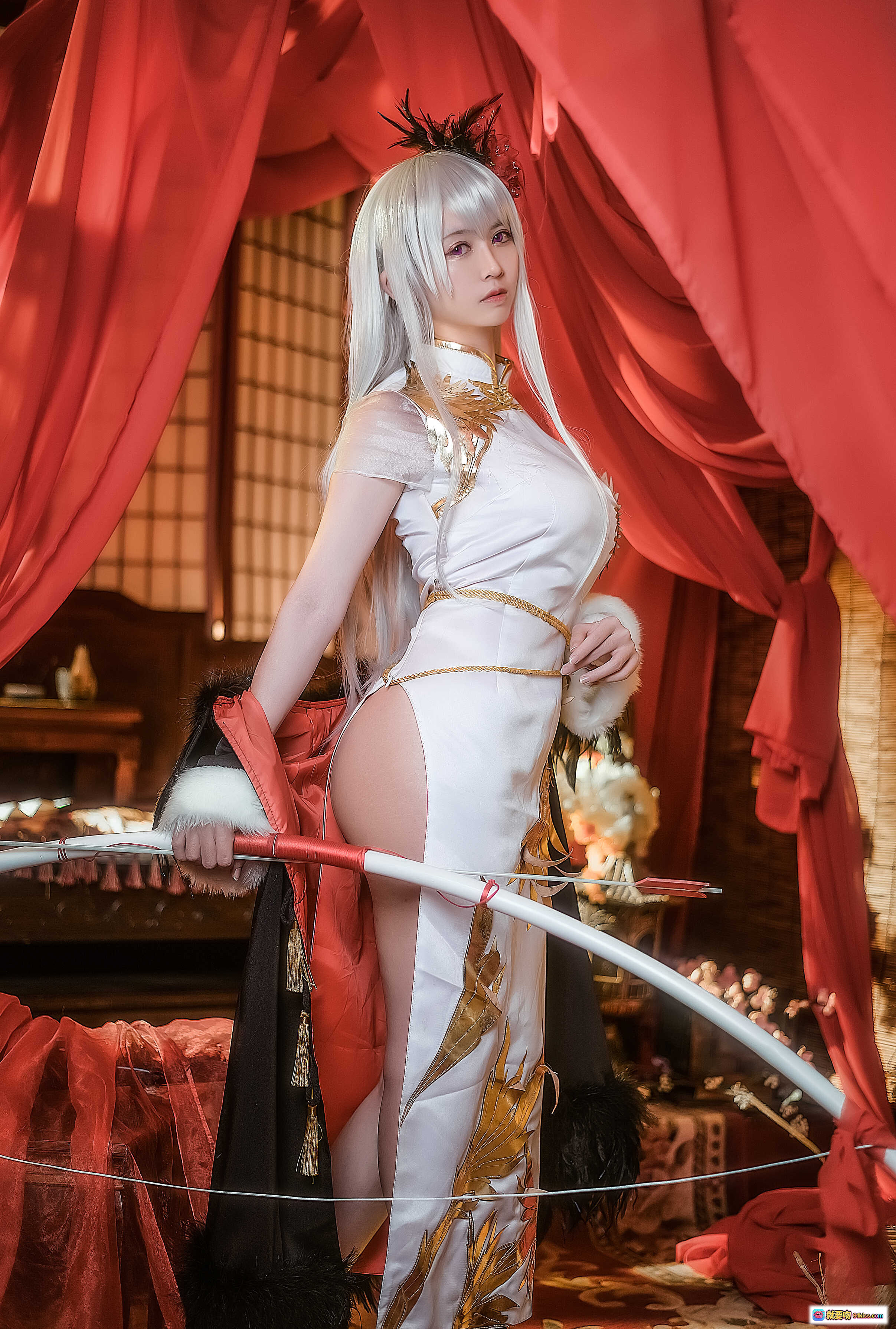 图片[6] - 鳗鱼霏儿NO.017碧蓝华裳cos写真｜白发旗袍弓箭手｜红色帷幔古风场景｜高跟红鞋羽毛装饰｜精致和风灯笼布景 - 就要吻