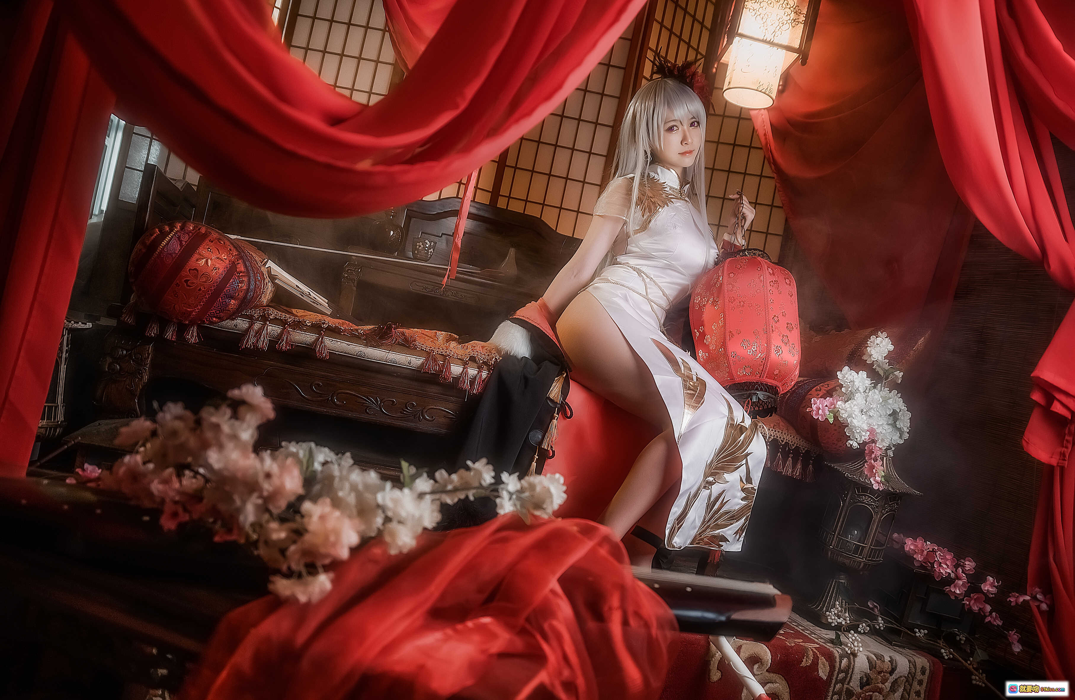 图片[9] - 鳗鱼霏儿NO.017碧蓝华裳cos写真｜白发旗袍弓箭手｜红色帷幔古风场景｜高跟红鞋羽毛装饰｜精致和风灯笼布景 - 就要吻