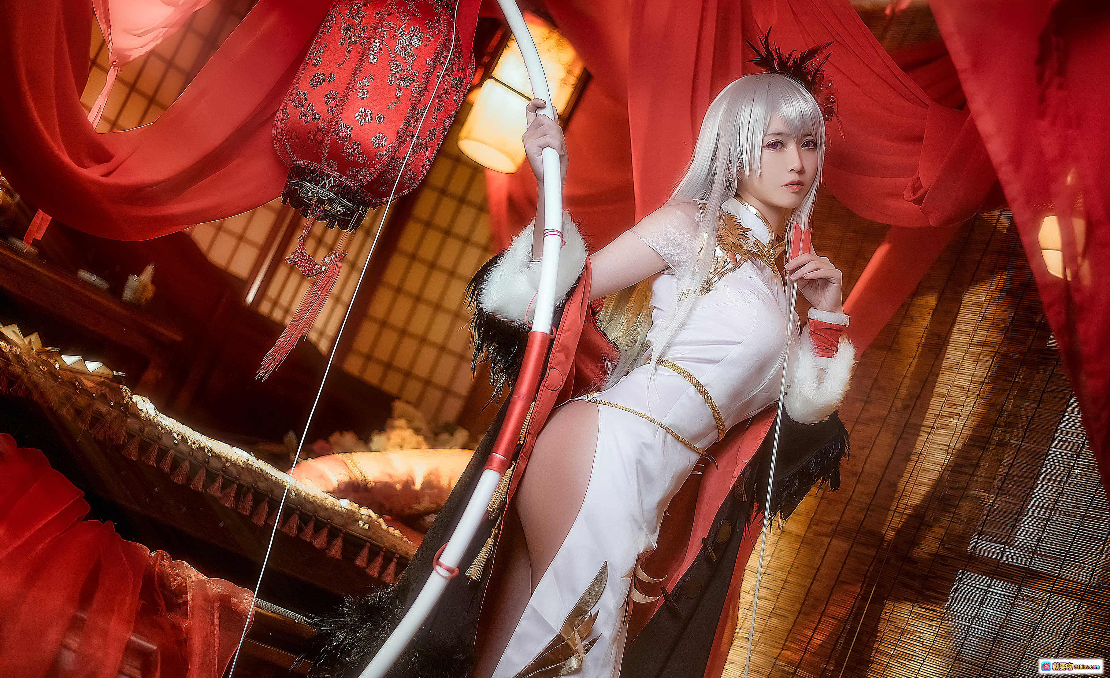 图片[5] - 鳗鱼霏儿NO.017碧蓝华裳cos写真｜白发旗袍弓箭手｜红色帷幔古风场景｜高跟红鞋羽毛装饰｜精致和风灯笼布景 - 就要吻