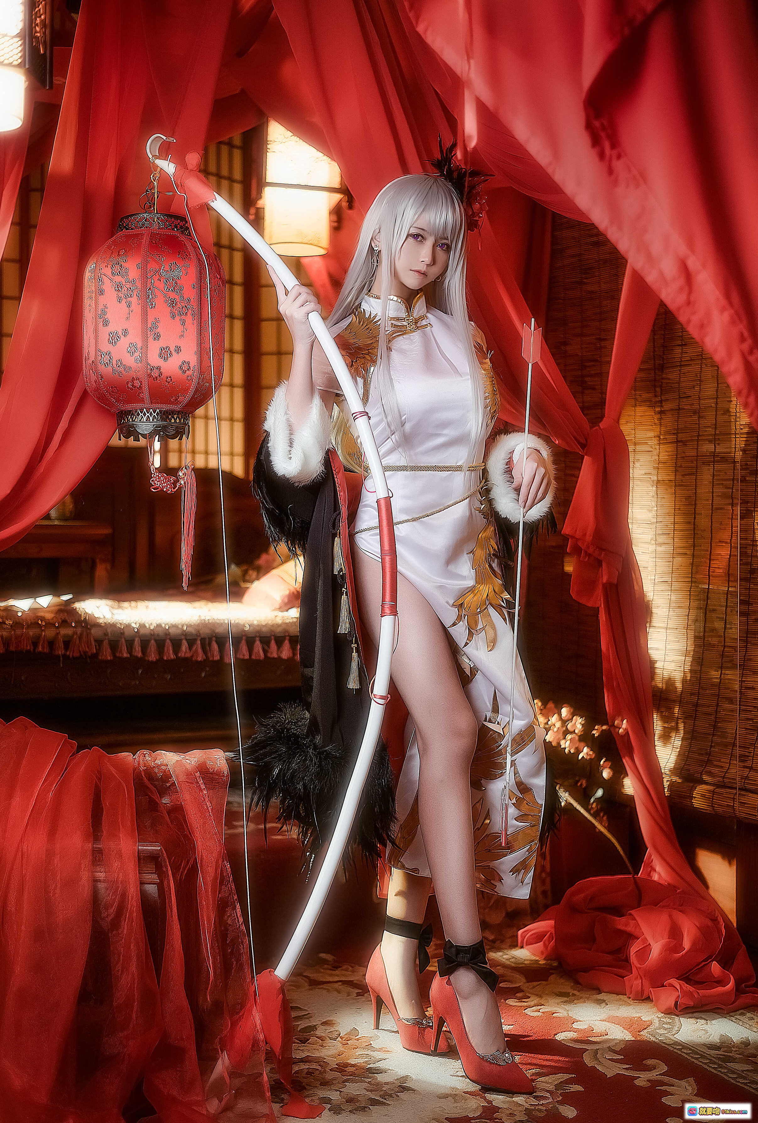 鳗鱼霏儿NO.017碧蓝华裳cos写真｜白发旗袍弓箭手｜红色帷幔古风场景｜高跟红鞋羽毛装饰｜精致和风灯笼布景 - 就要吻