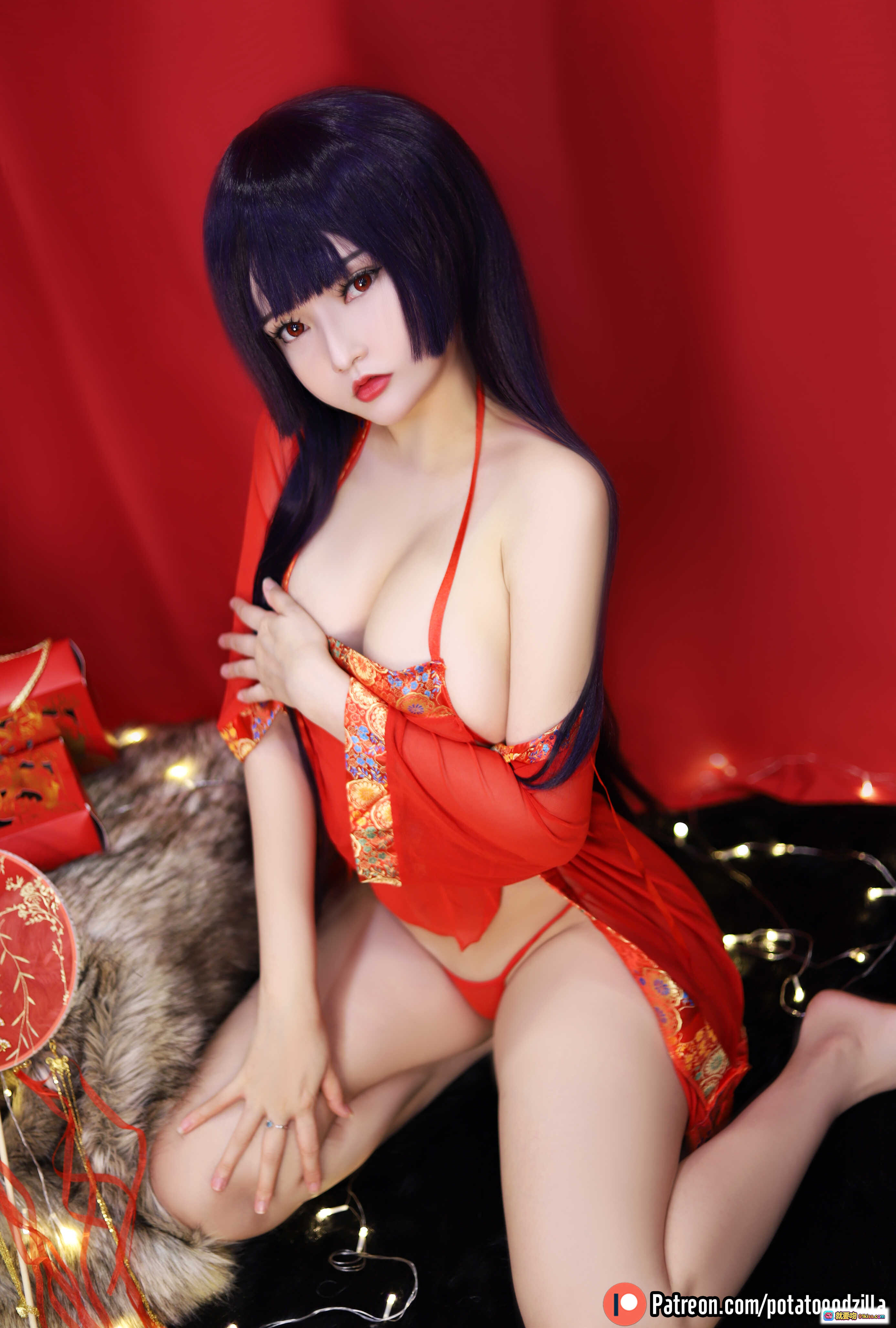 图片[1] - Potato Godzilla NO.012 中秋主题红裙Cosplay写真 2020年节日限定 16P高清美图 东方风情性感造型 红色背景氛围感十足 - 就要吻