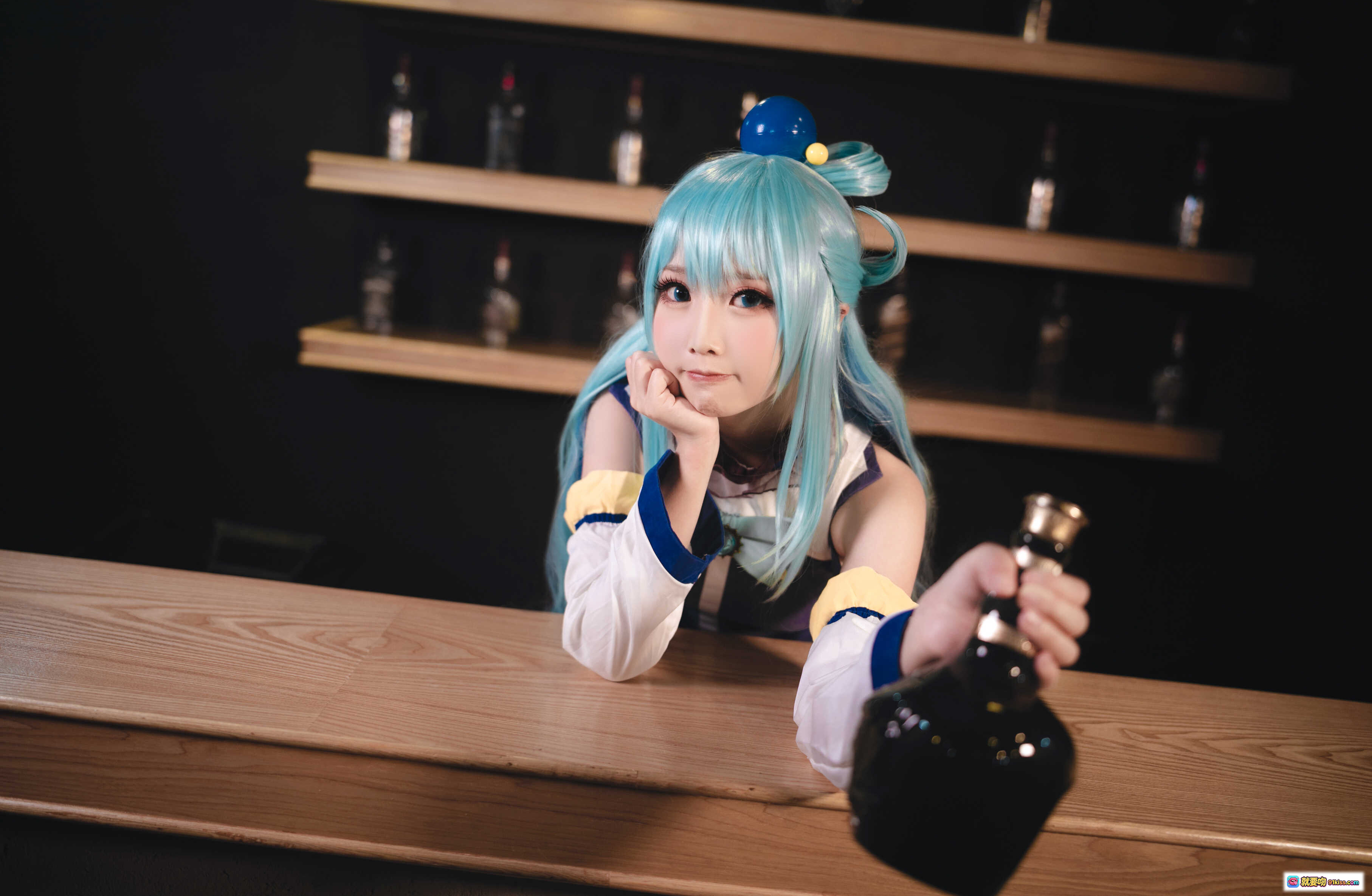 图片[8] - 面饼仙儿NO.031阿克亚cosplay蓝发双马尾女仆装酒吧场景写真20P高清图集 - 就要吻