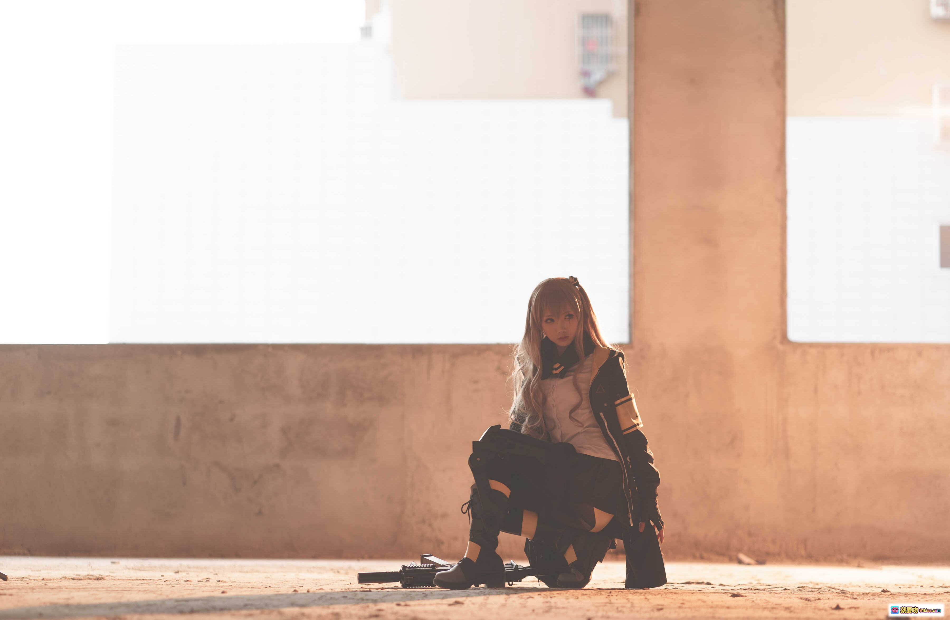 图片[5] - 面饼仙儿NO.048 UMP45 cosplay写真 | 黑黄夹克白衬衫战术风 | 长发持枪酷飒造型 | 26P高清图集 - 就要吻