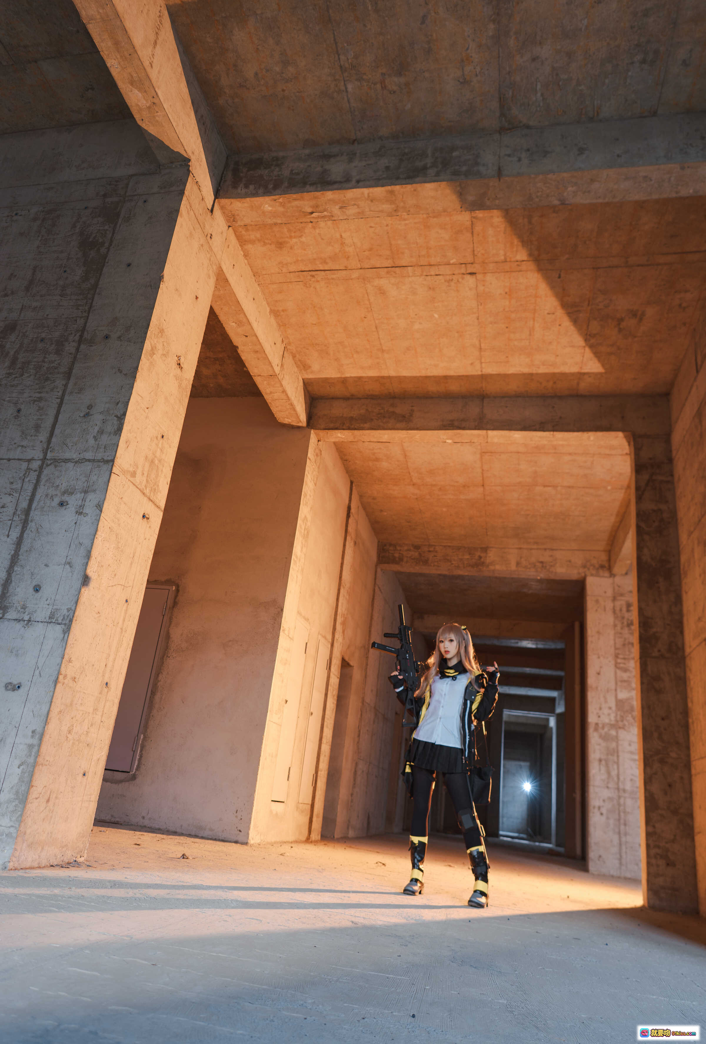 图片[4] - 面饼仙儿NO.048 UMP45 cosplay写真 | 黑黄夹克白衬衫战术风 | 长发持枪酷飒造型 | 26P高清图集 - 就要吻